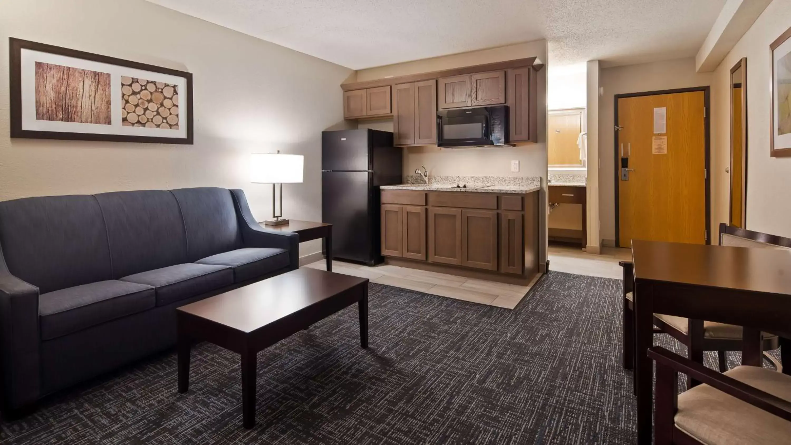 Photo of the whole room, Seating Area in Best Western Plus Flint Airport Inn & Suites