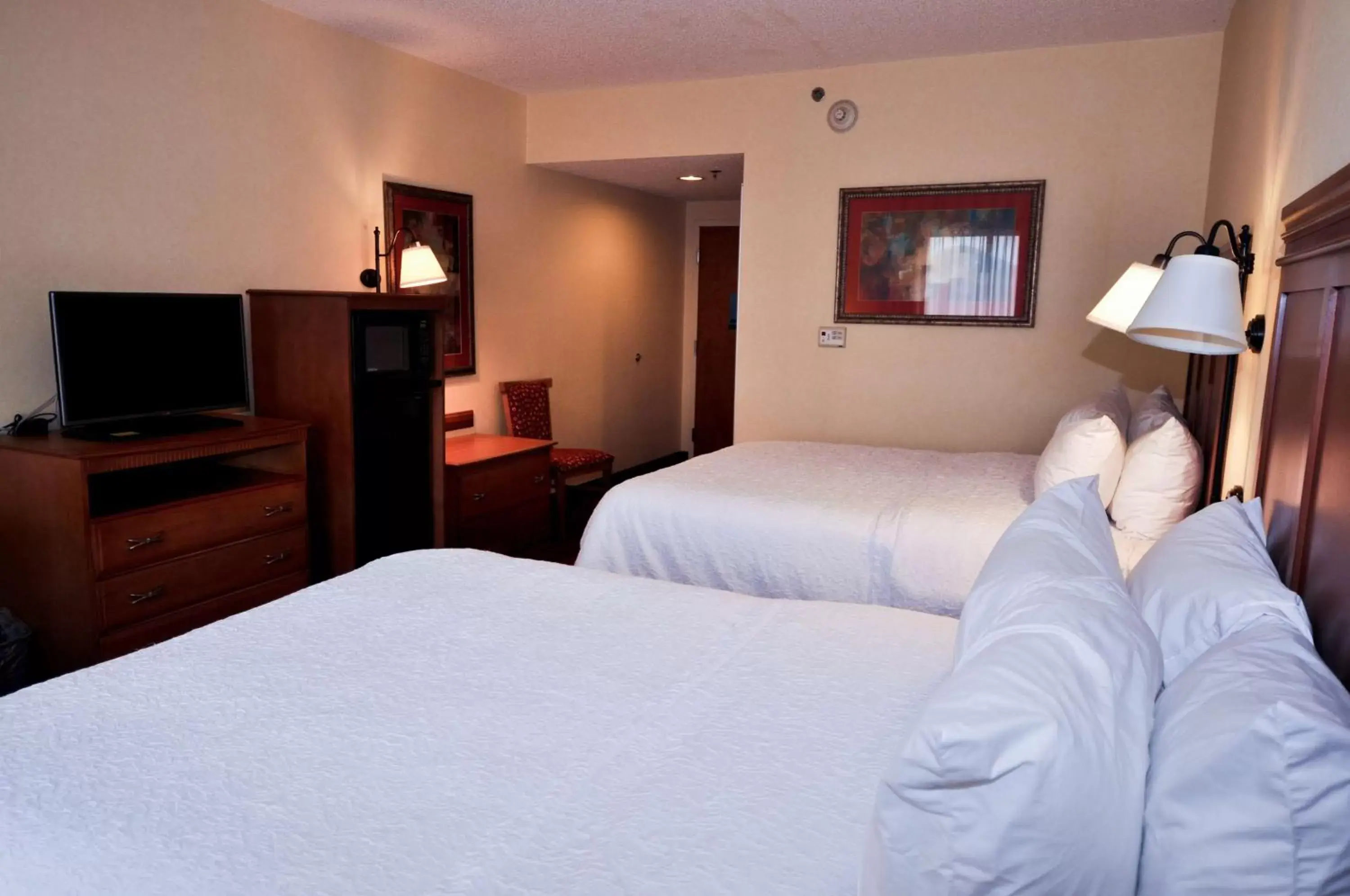 Bed in Hampton Inn & Suites Louisville East