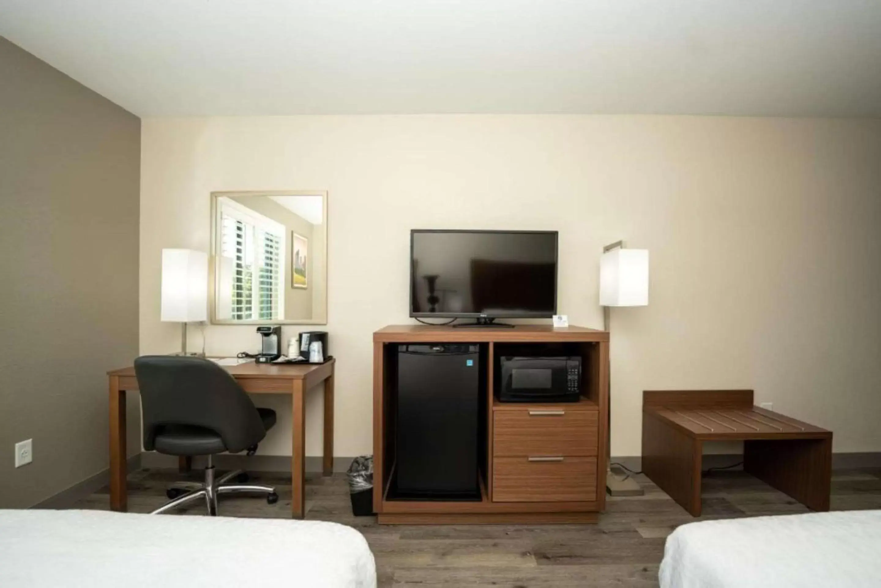 Bedroom, TV/Entertainment Center in Best Western Houston Bush Intercontinental Airport Inn