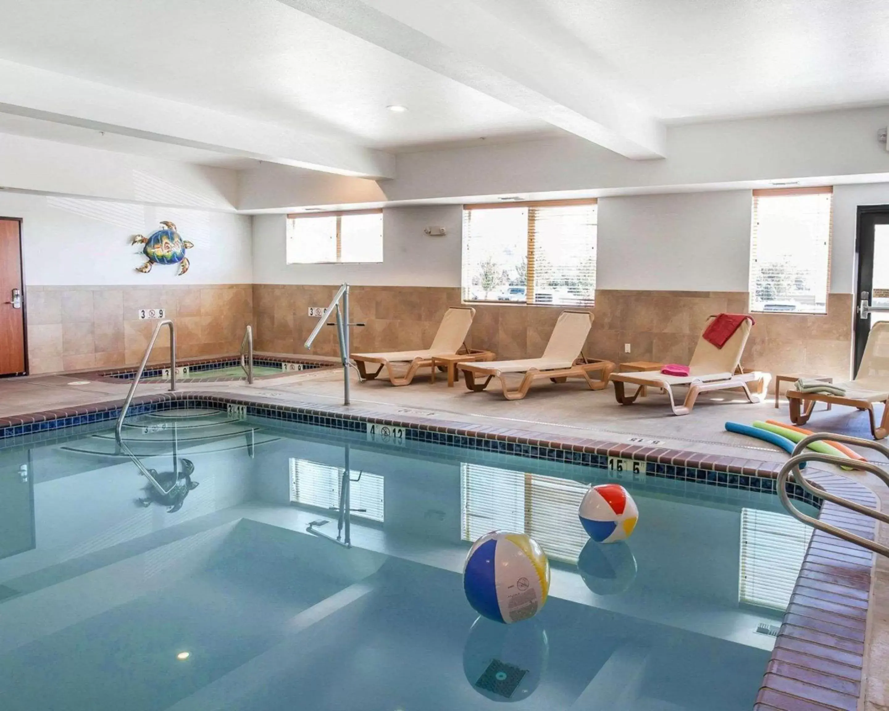 On site, Swimming Pool in Comfort Suites Wenatchee Gateway