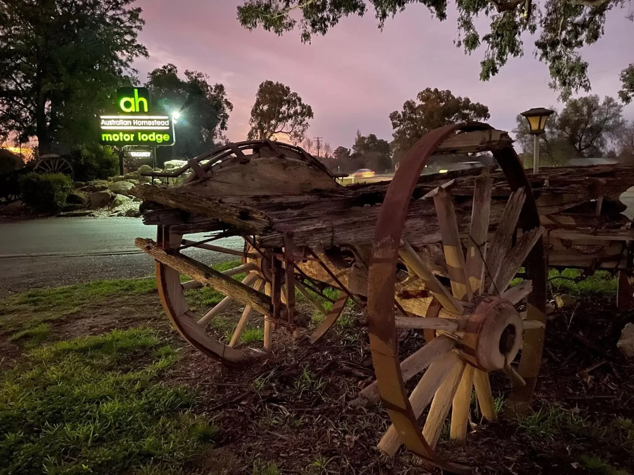 Night in Australian Homestead Motor Lodge