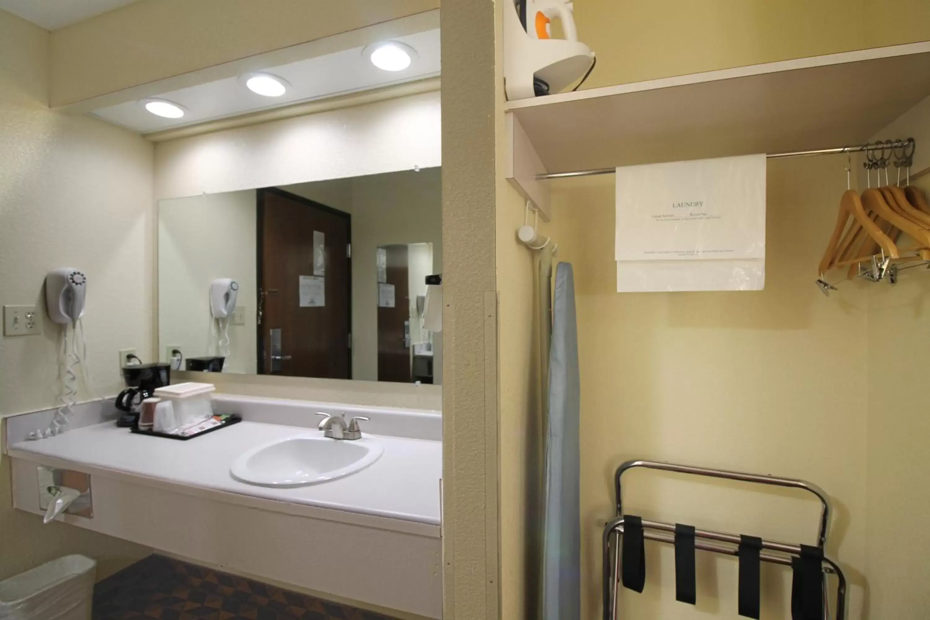 Bathroom in Geneva Motel Inn