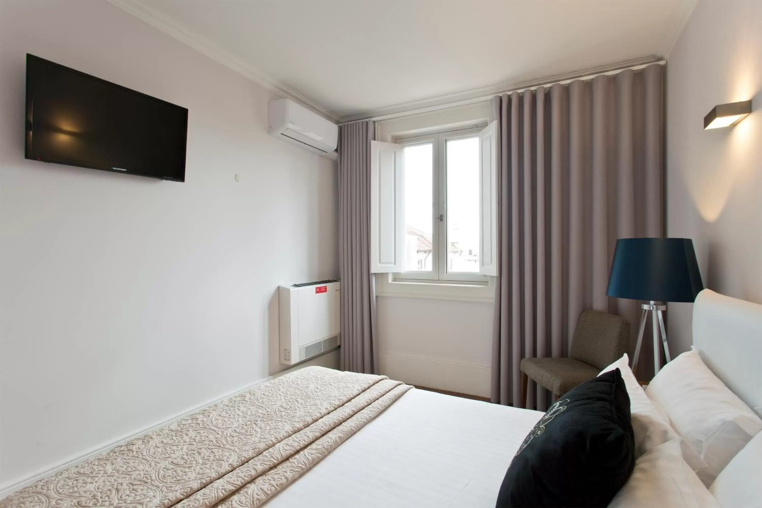 Photo of the whole room, Bed in Oporto Comfort Charming Cedofeita