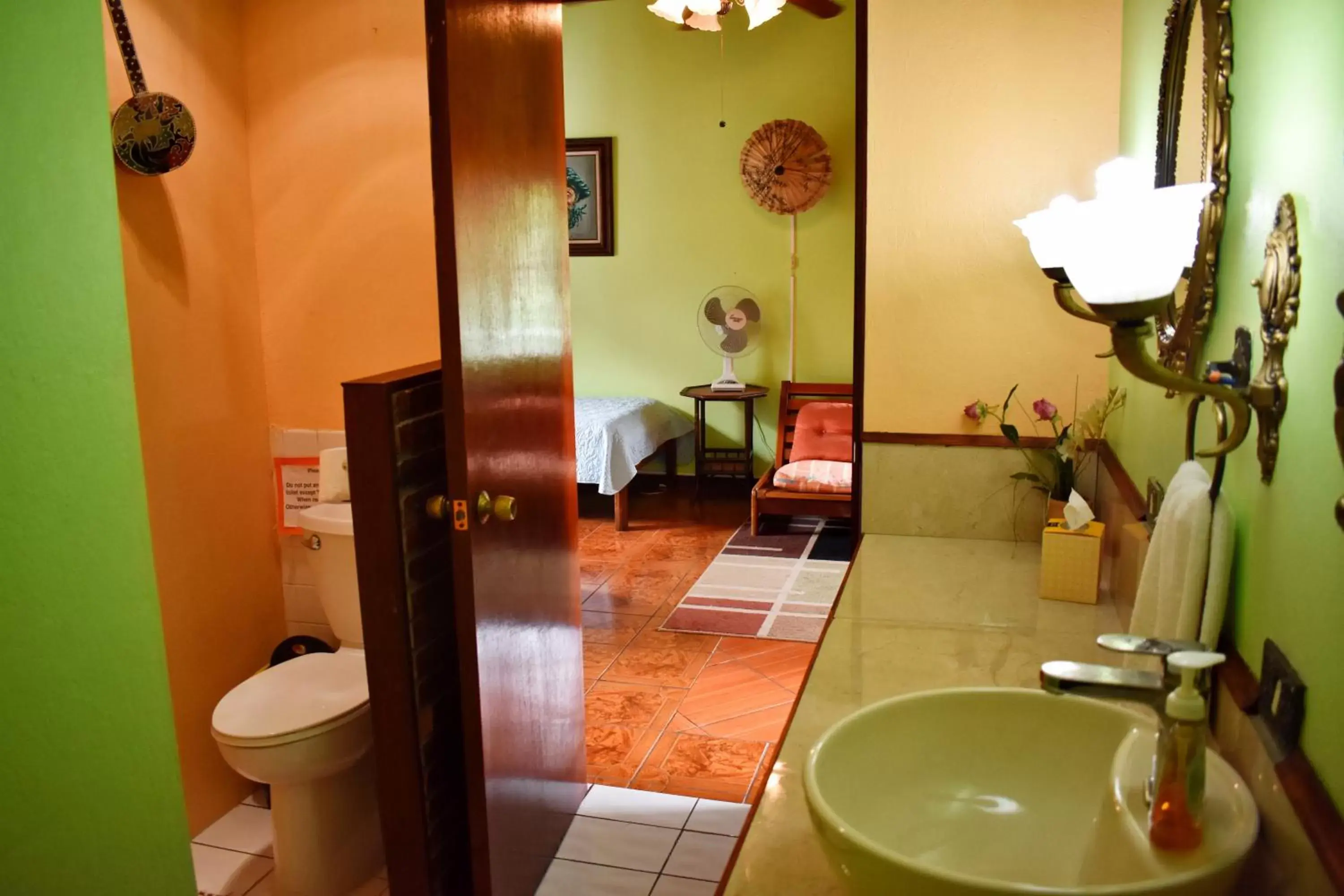 Bathroom in Cariari Bed & Breakfast