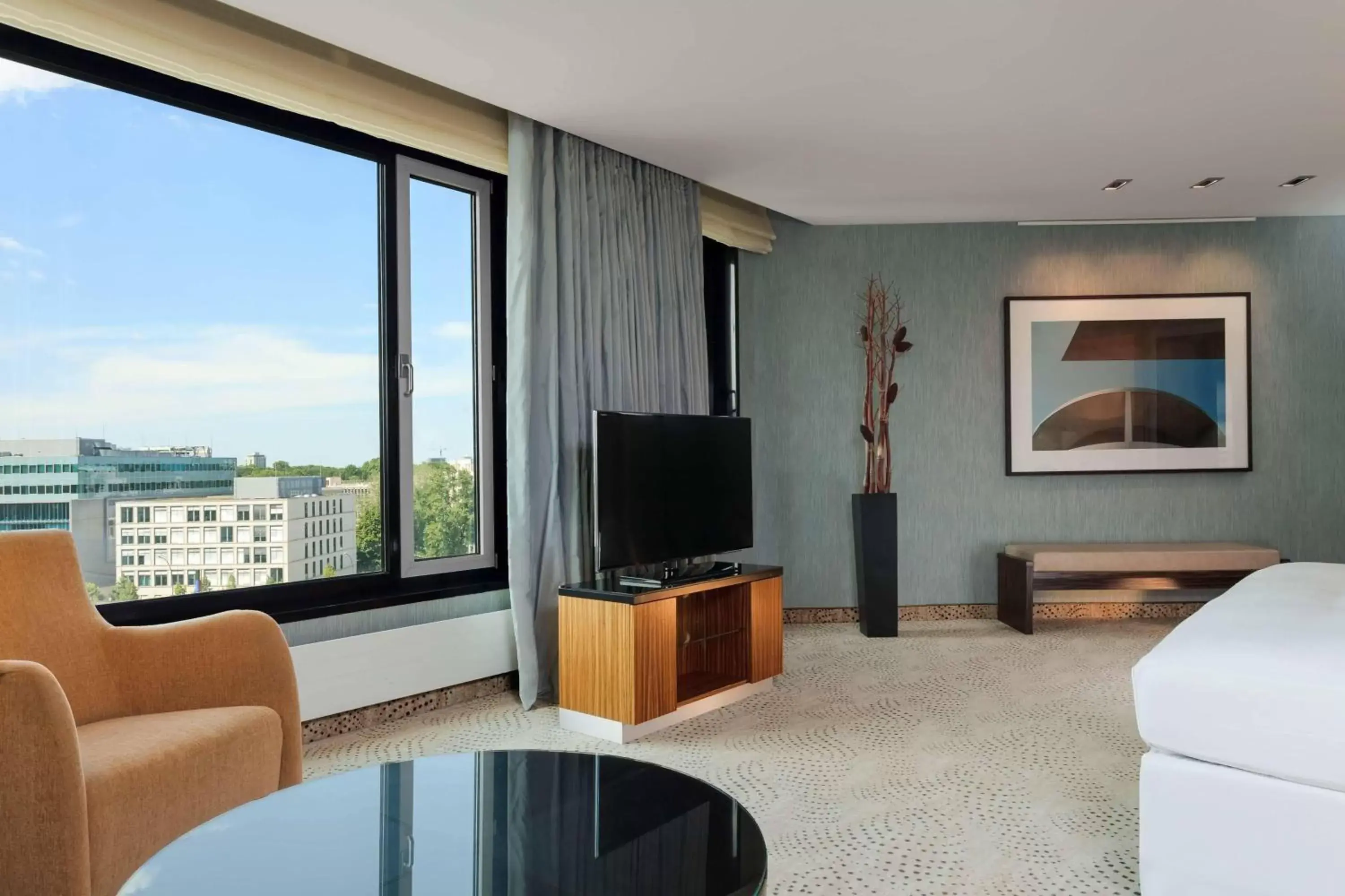 Bedroom, TV/Entertainment Center in Sheraton Berlin Grand Hotel Esplanade