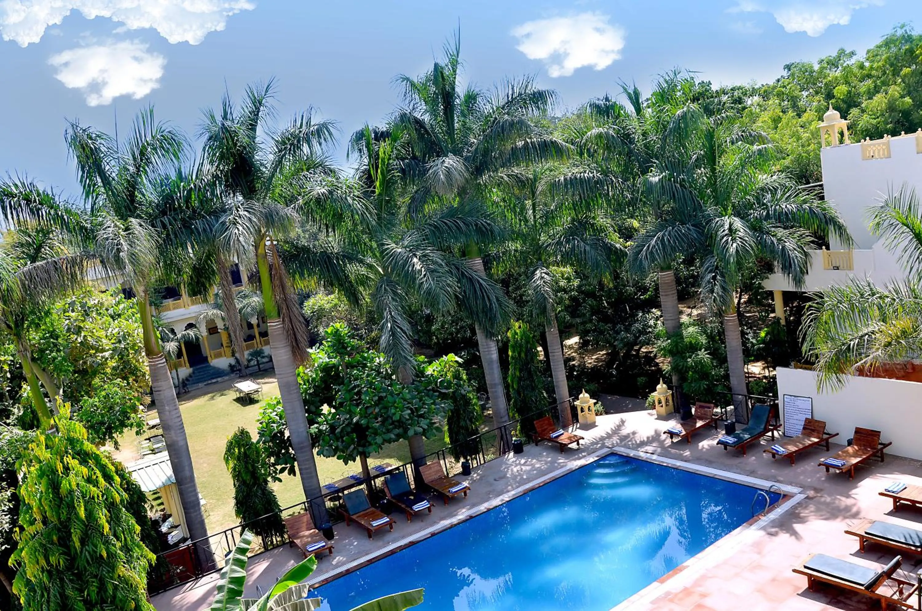 Swimming pool in Raj Palace Resort