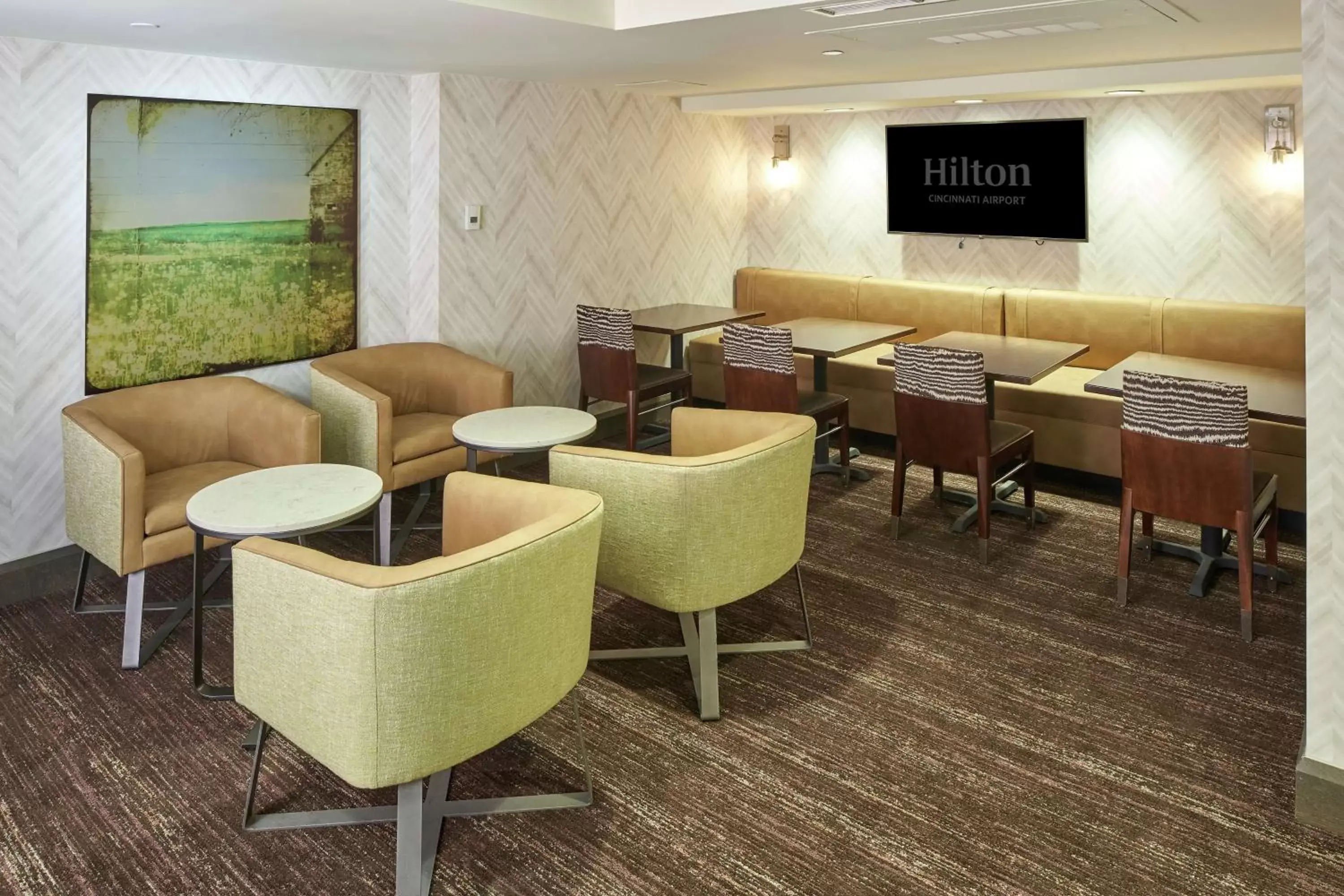 Property building, Lounge/Bar in Hilton Cincinnati Airport