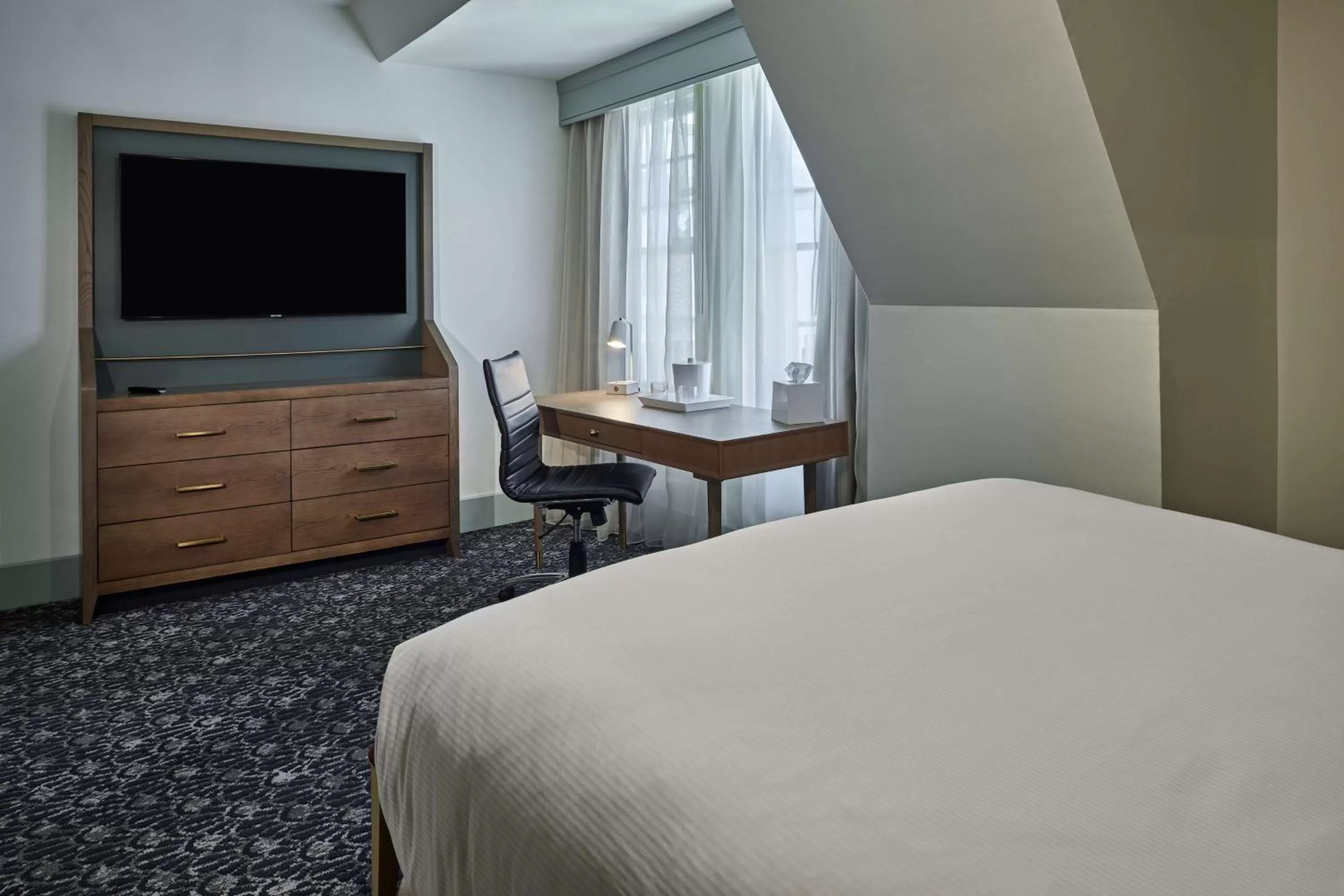 Bedroom, Bed in The Partridge Inn Augusta, Curio Collection by Hilton