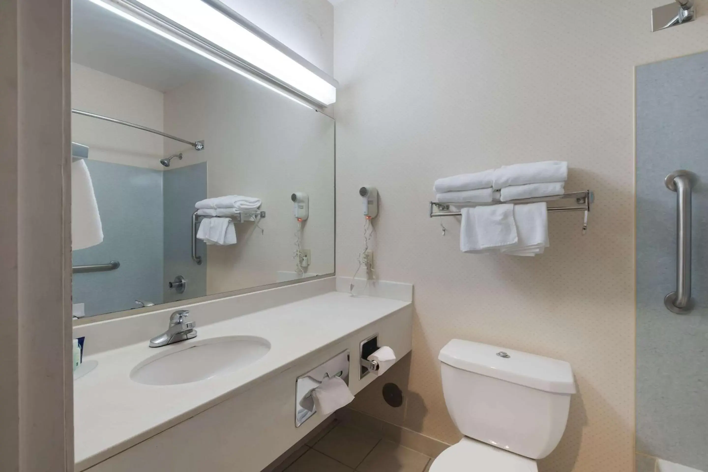 Bathroom in Quality Inn Grand Suites Bellingham