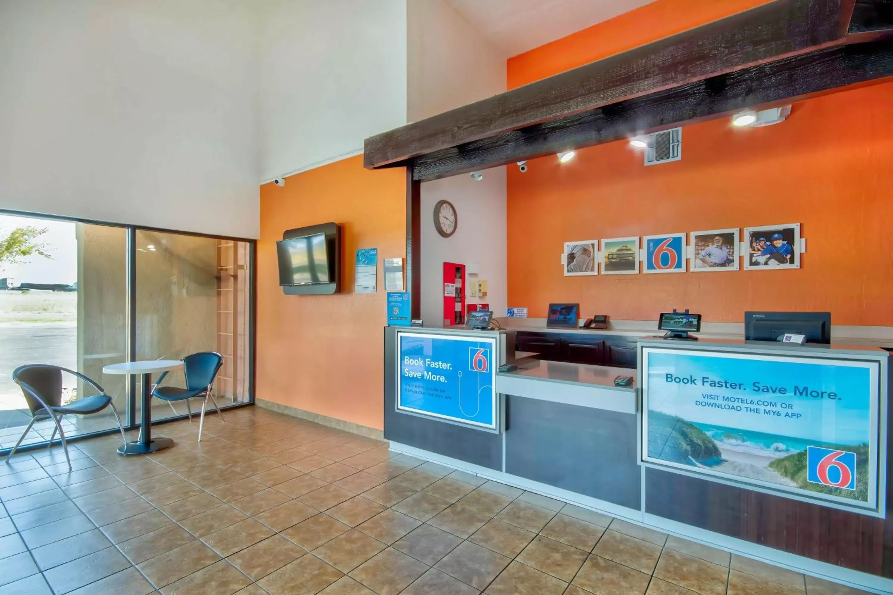 Lobby or reception, Lobby/Reception in Motel 6-Santa Nella, CA - Los Banos