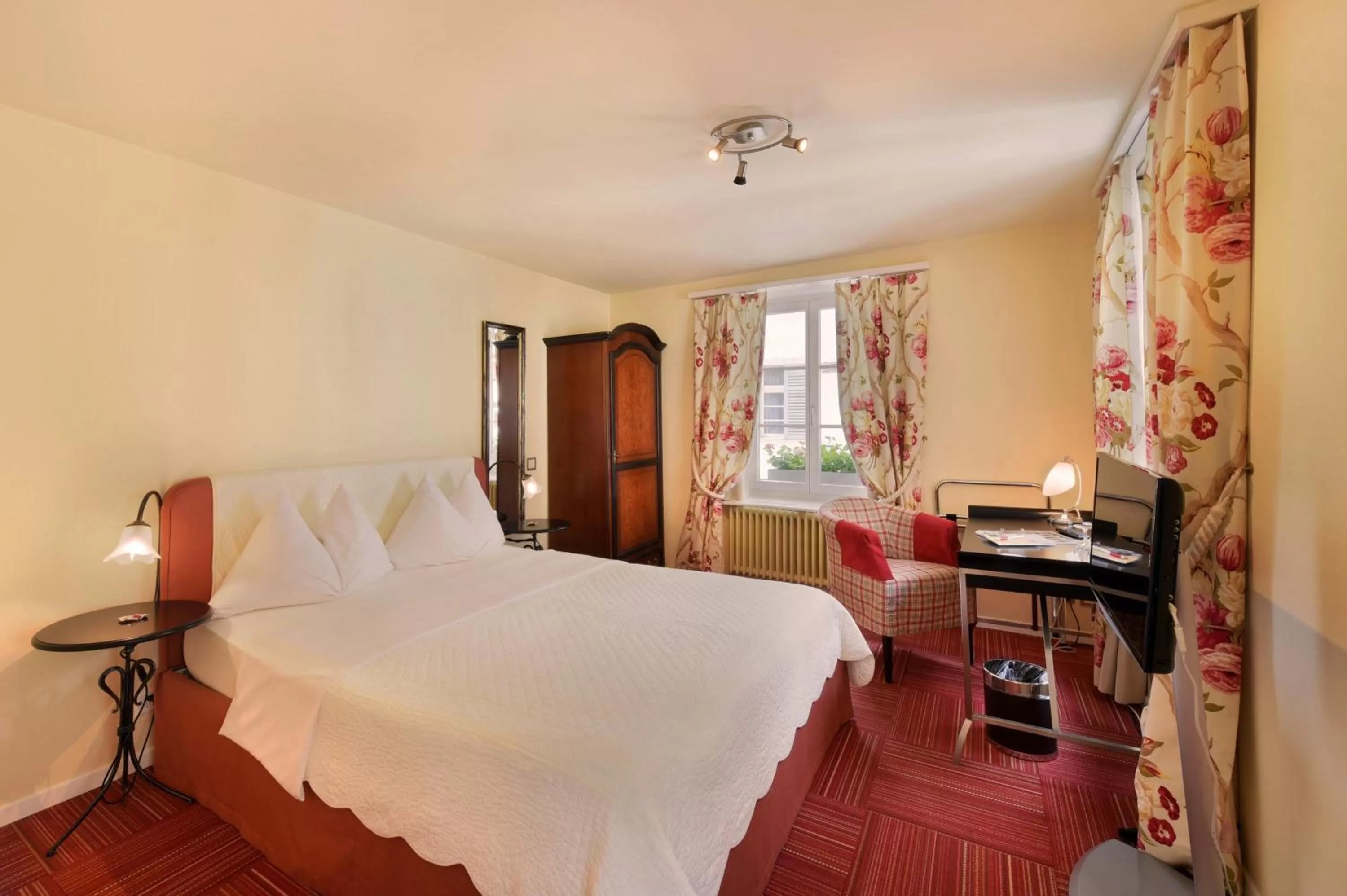 Photo of the whole room, Bed in Romantik Hotel Schwan