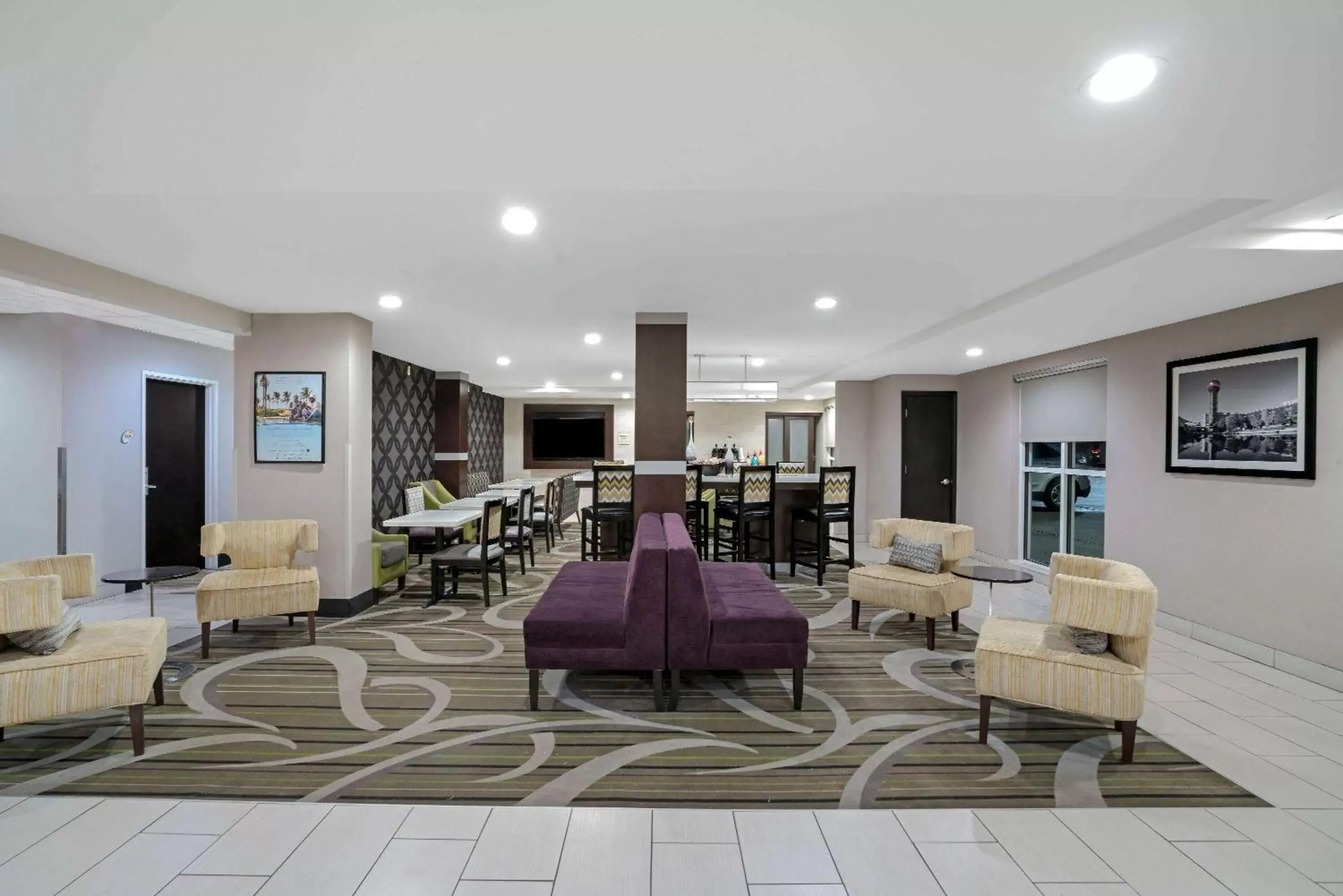 Lobby or reception in La Quinta by Wyndham Knoxville North I-75 Lobby or reception in La Quinta by Wyndham Knoxville North I-75