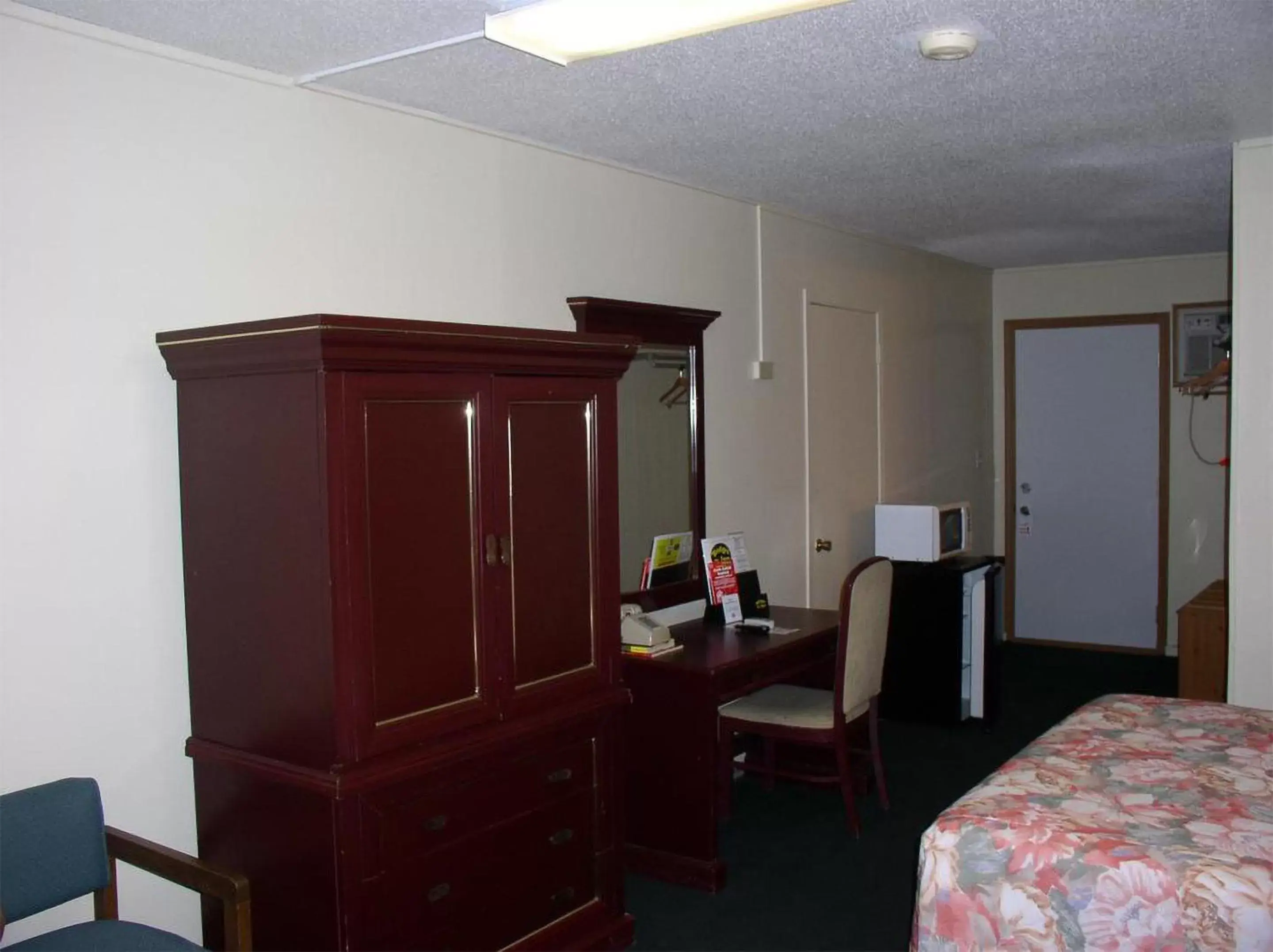 Bedroom, TV/Entertainment Center in Budget Inn Fairmont