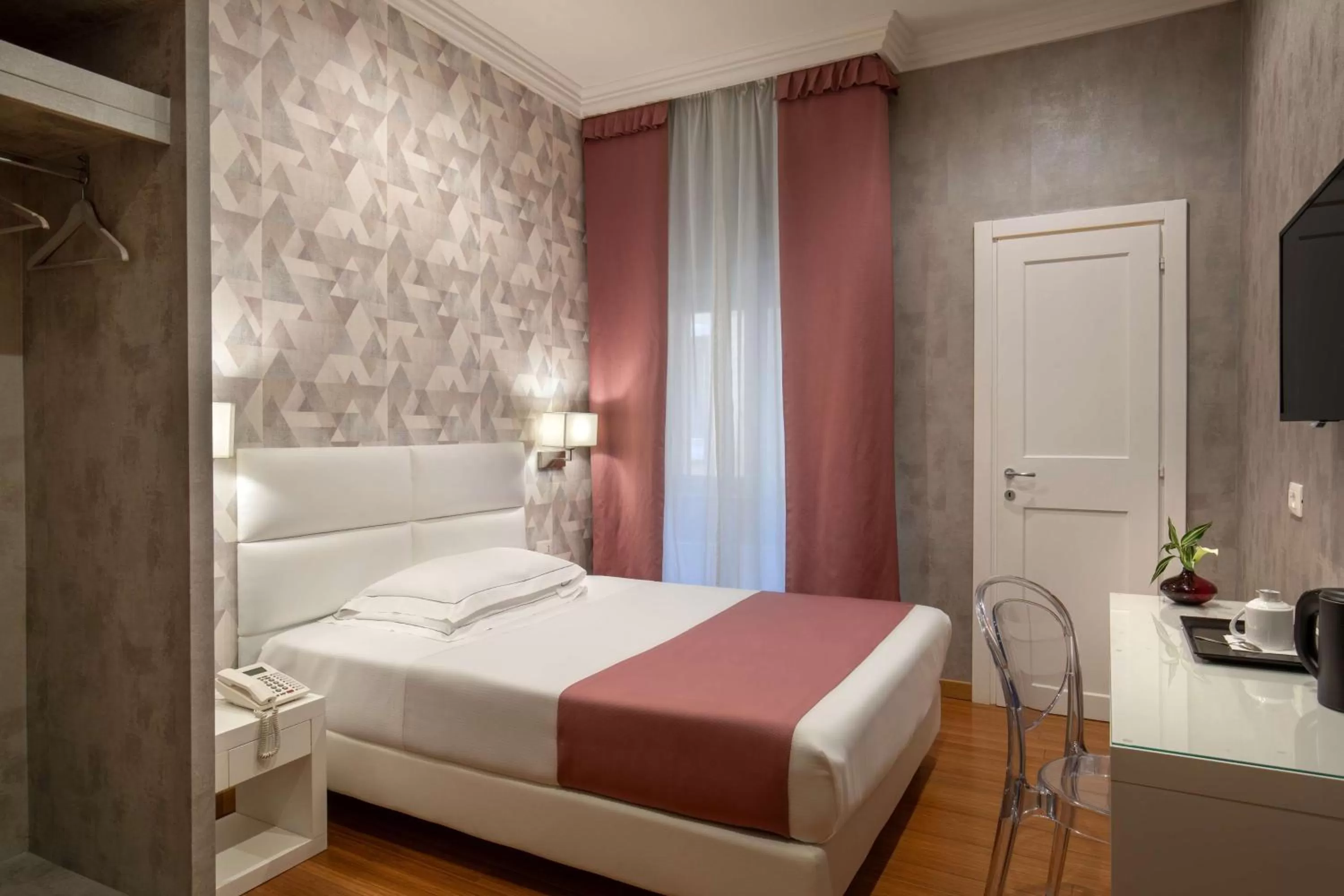 Bedroom, Bed in Hotel Diana Roof Garden