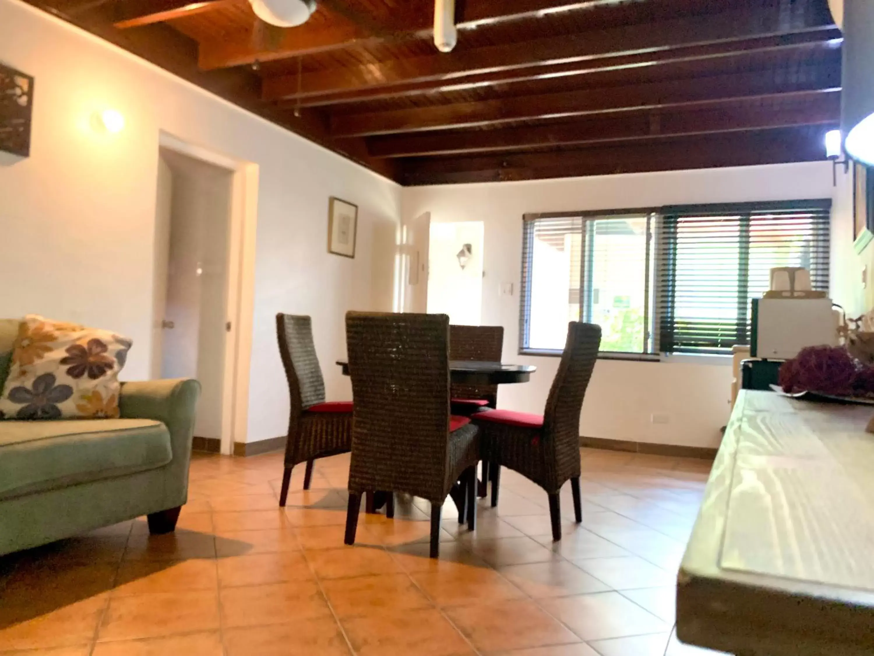 Living room, Dining Area in Altamont West Hotel