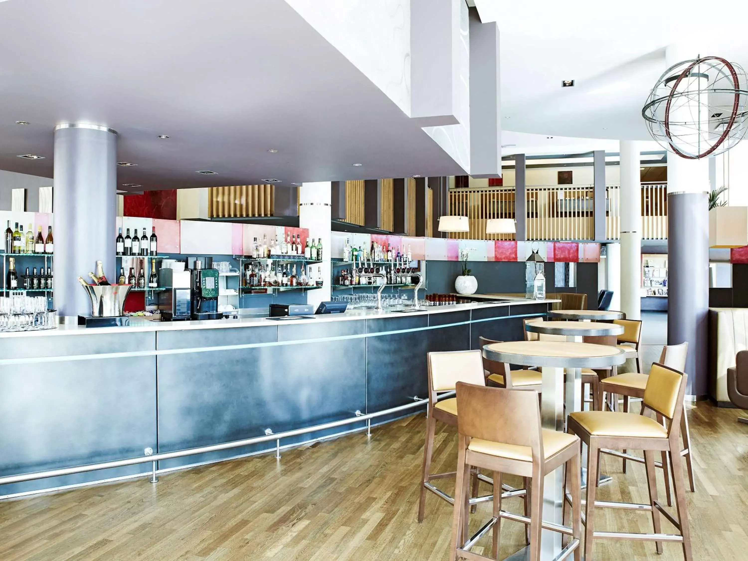 Lounge or bar, Restaurant/Places to Eat in Novotel London Greenwich