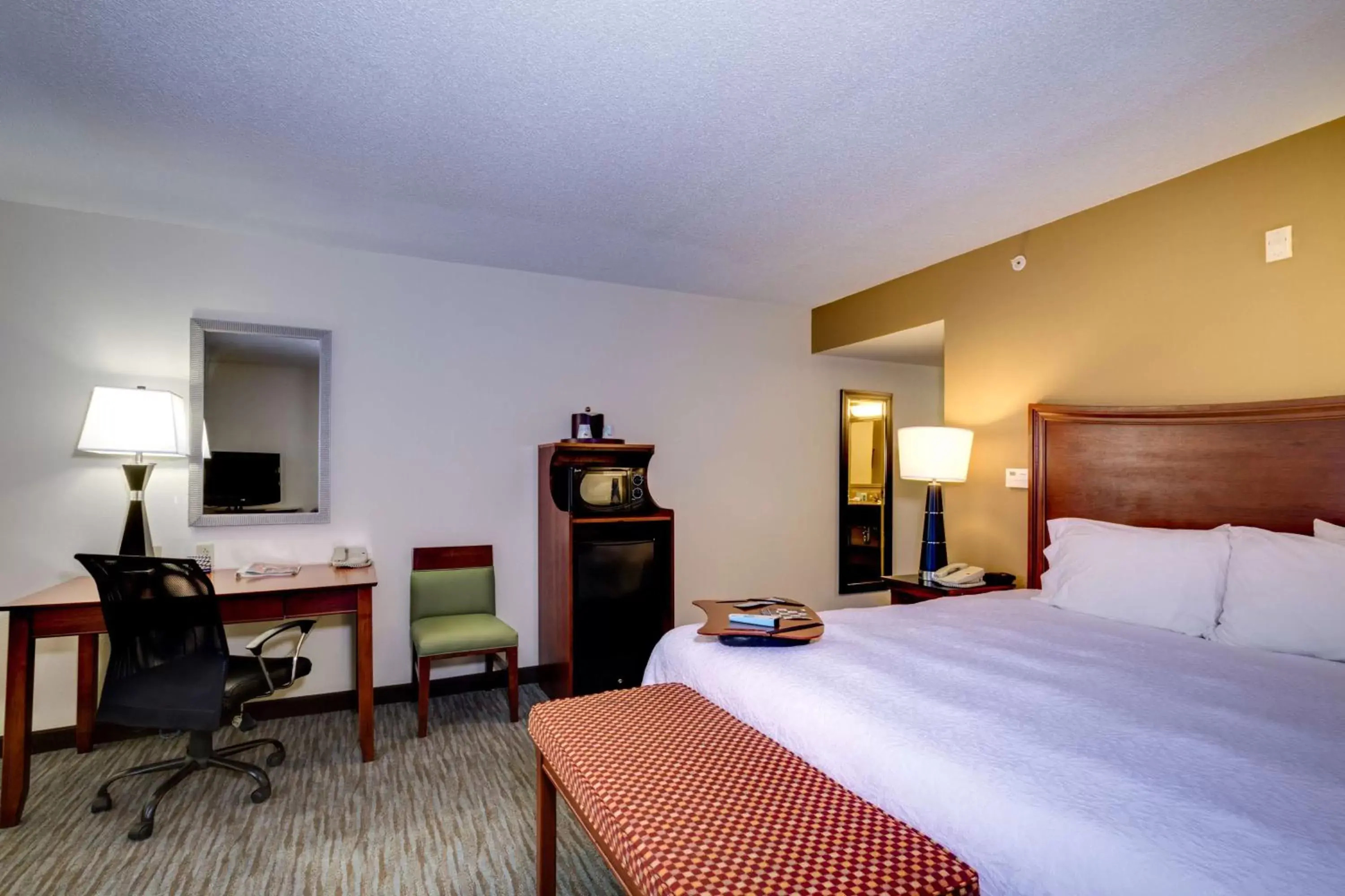 Bed in Hampton Inn & Suites Cape Coral / Fort Myers