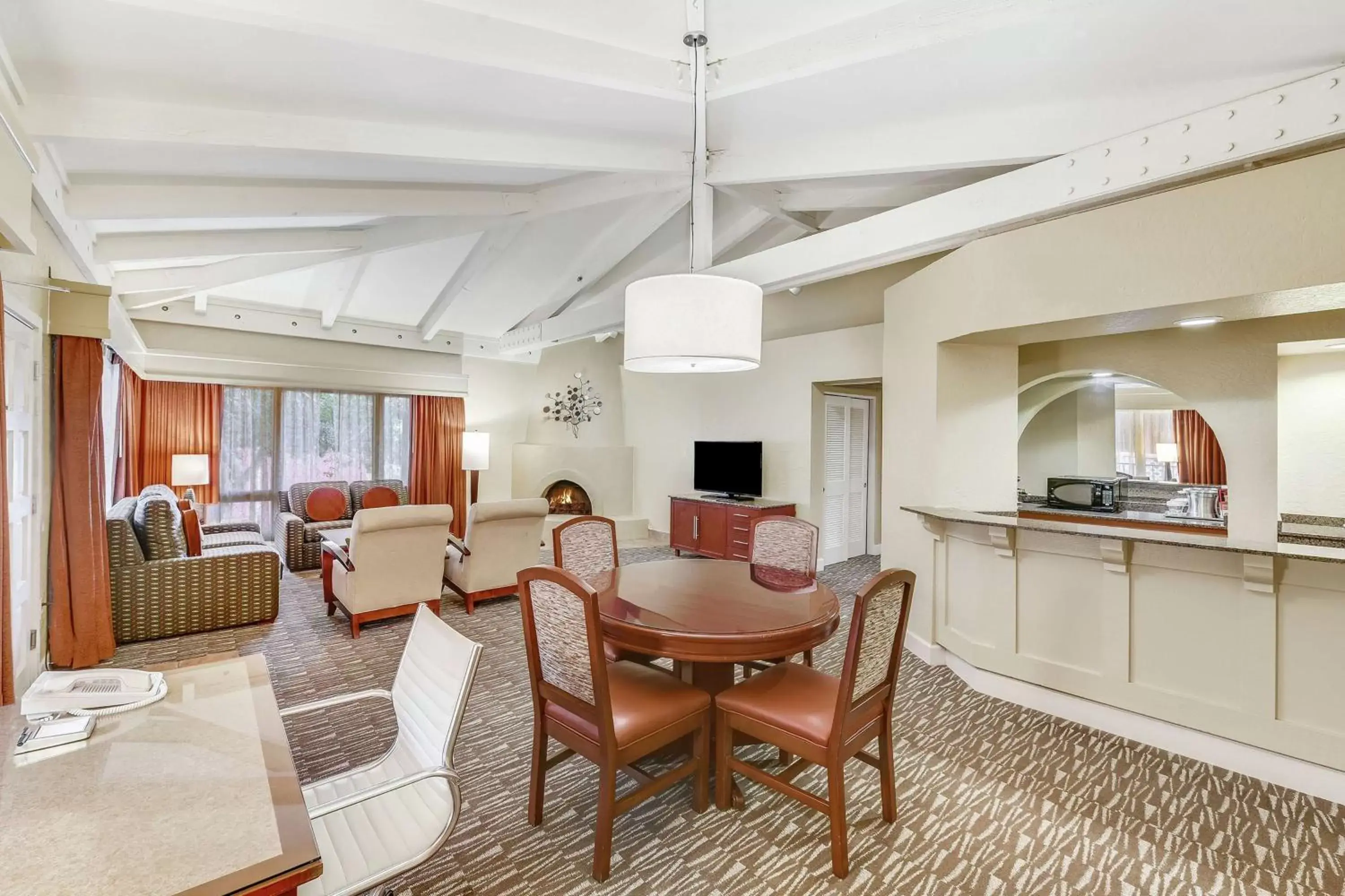 Bedroom, Dining Area in Hilton Phoenix Tapatio Cliffs Resort