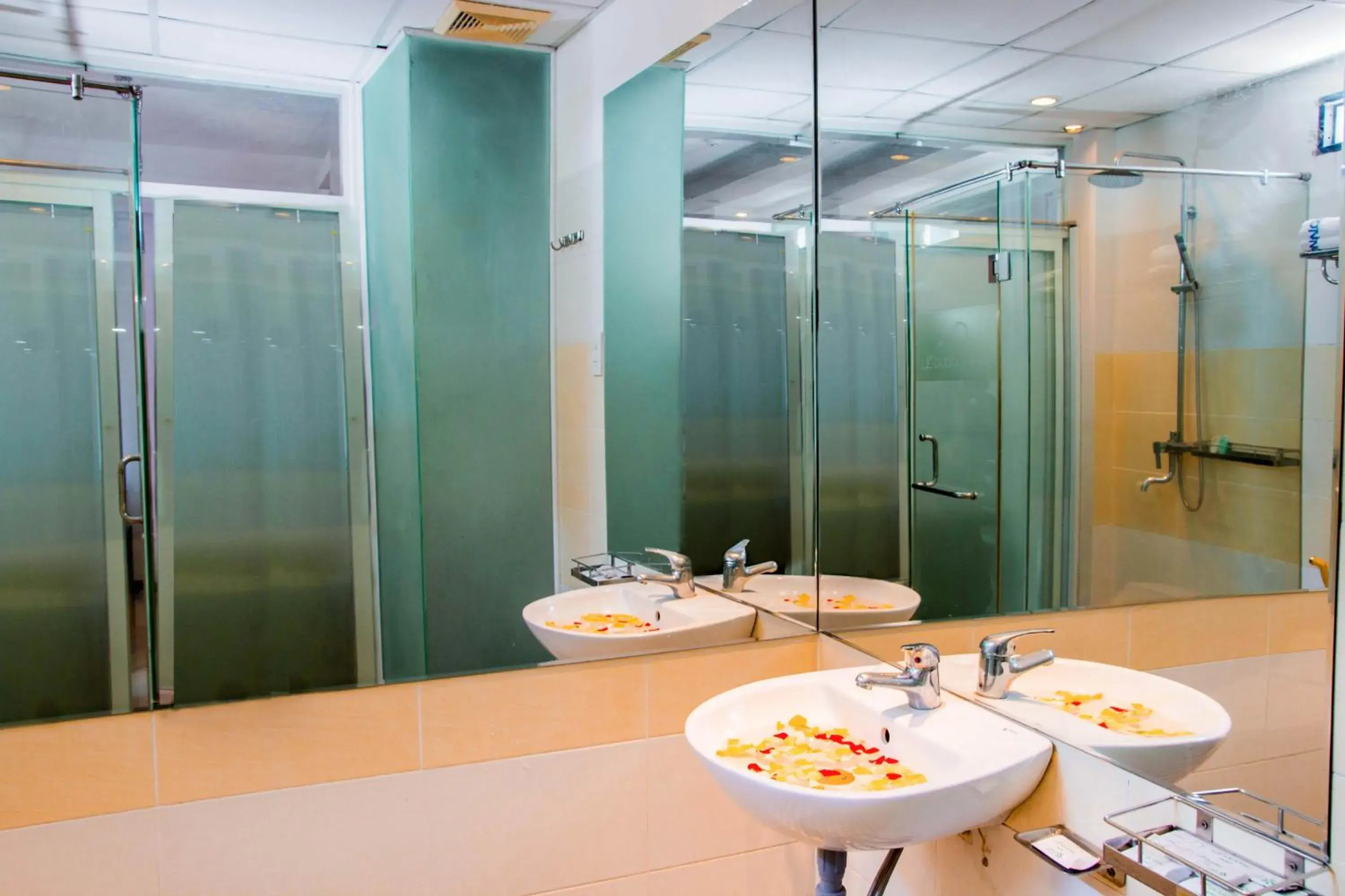 Bathroom in Le Duong Hotel