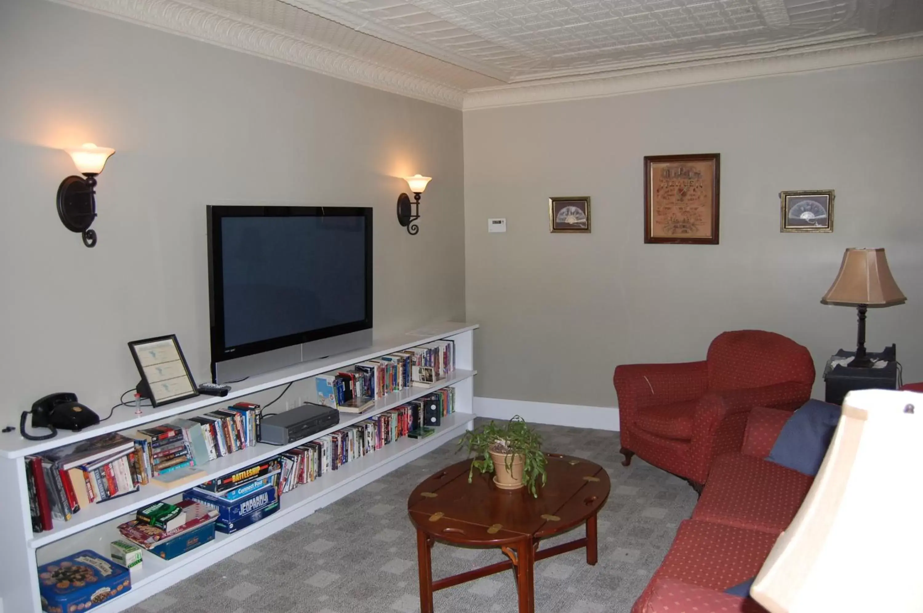 TV and multimedia, Seating Area in Cranmore Inn and Suites, a North Conway boutique hotel