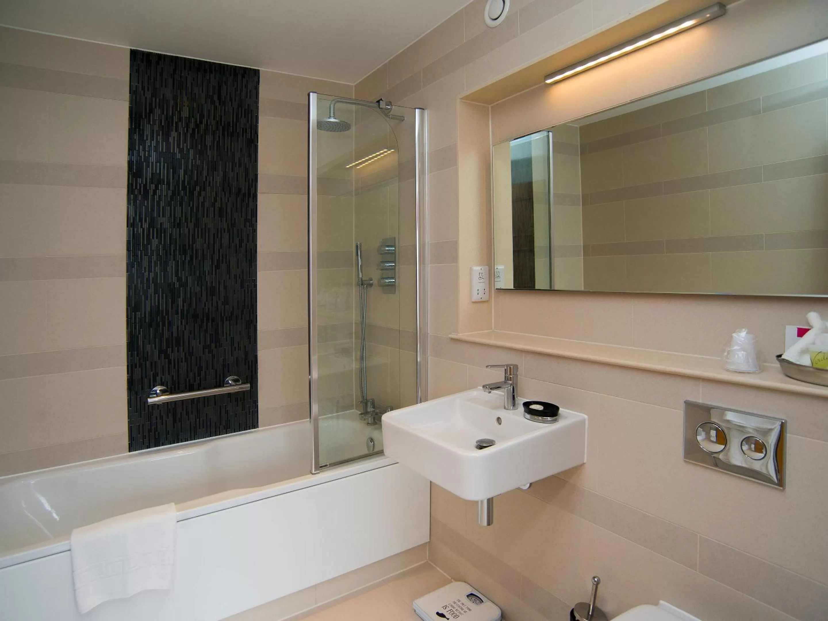 Bathroom in Lensfield Hotel