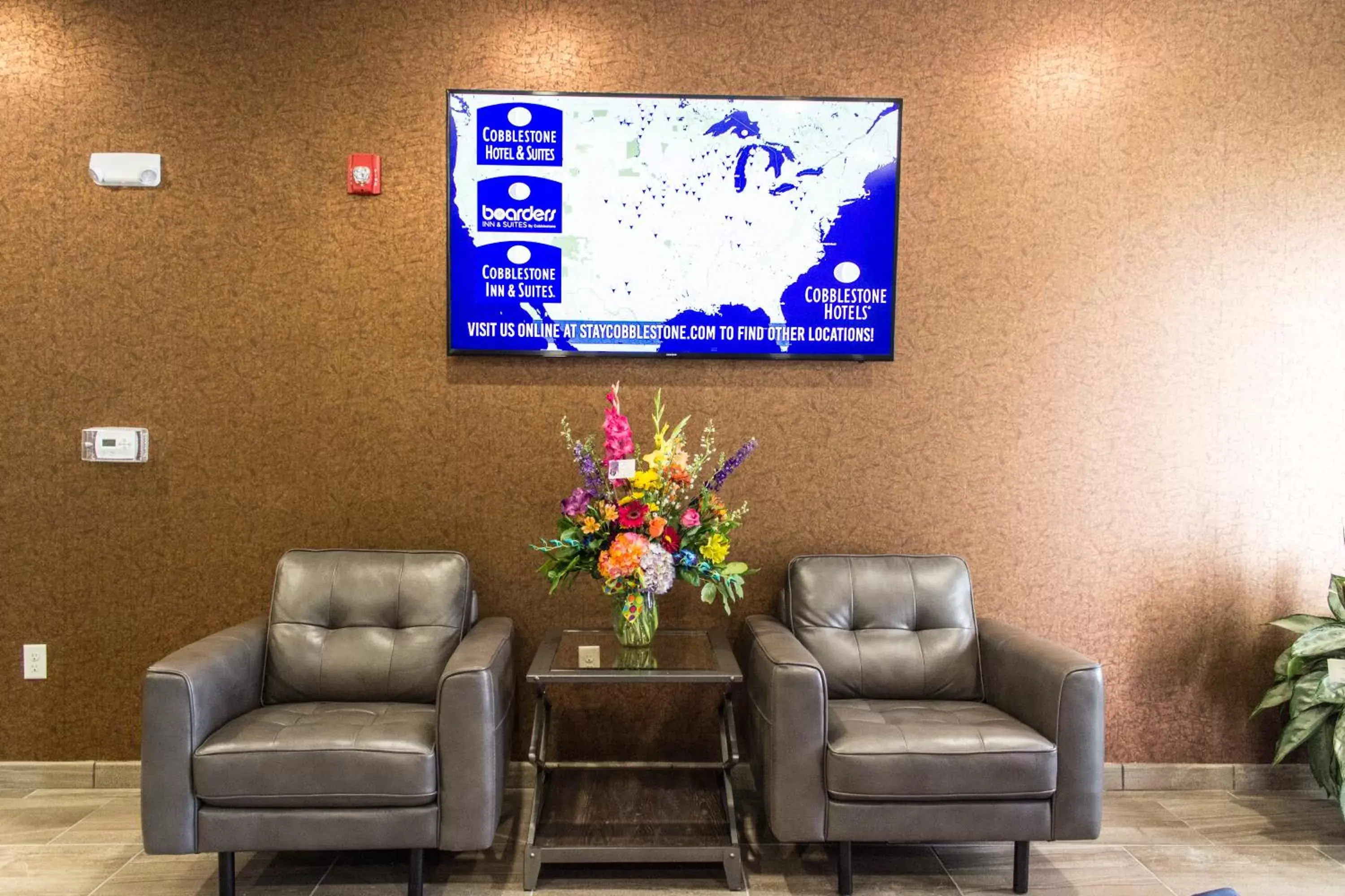 TV and multimedia, Lounge/Bar in Cobblestone Hotel & Suites - Chippewa Falls