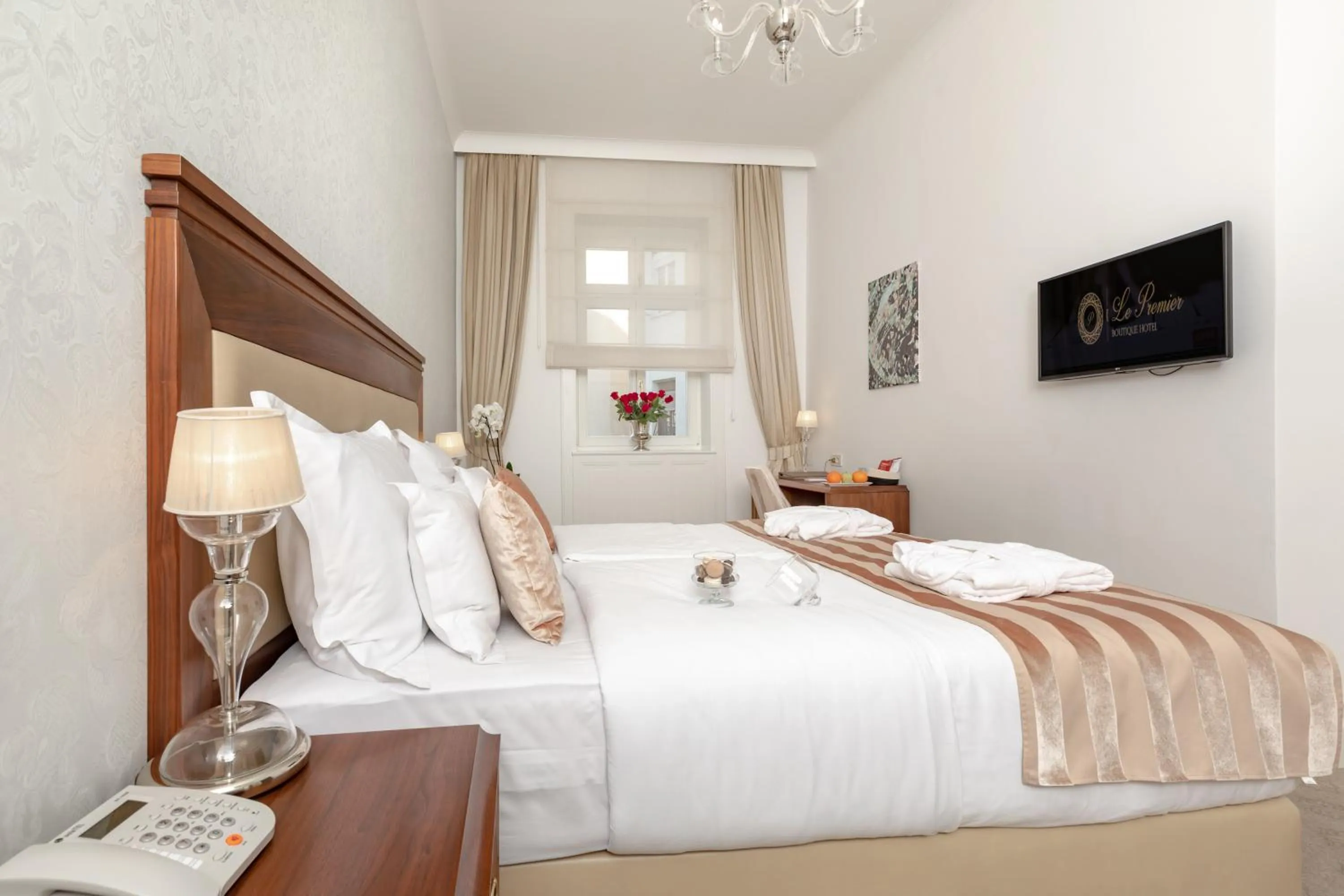 Bedroom, Bed in Hotel Le Premier