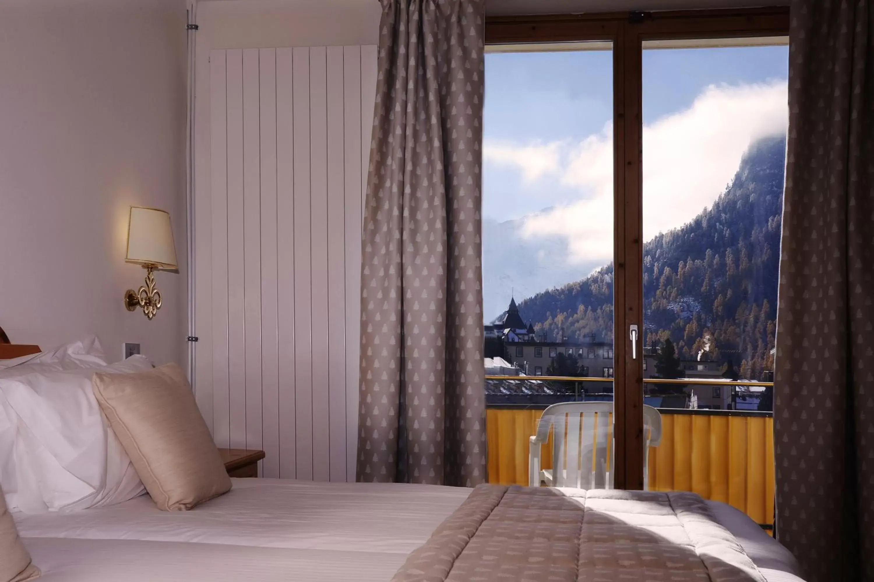 Bed, Mountain View in Hotel Schweizerhof Pontresina
