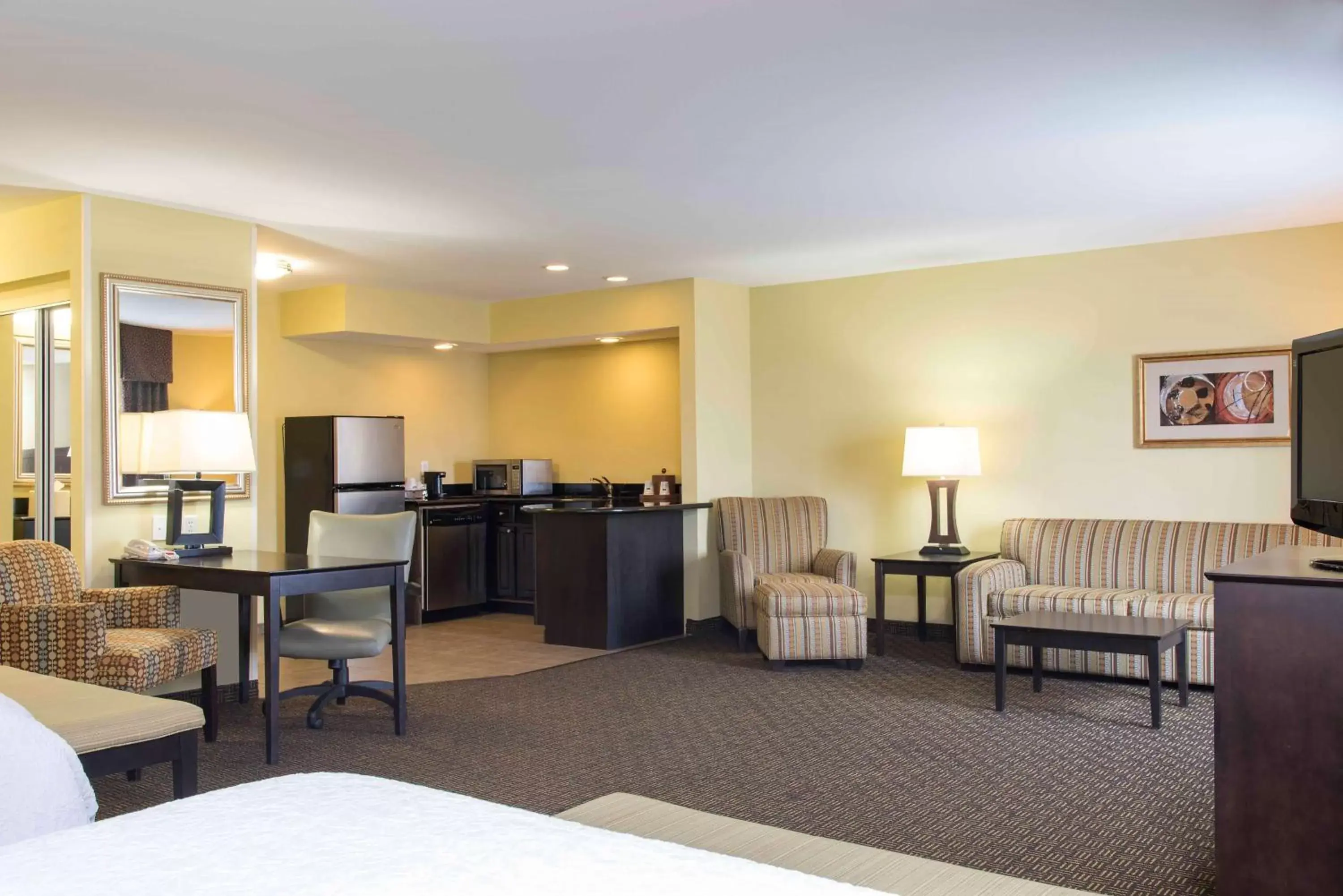 Bed, Seating Area in Hampton Inn & Suites Danville