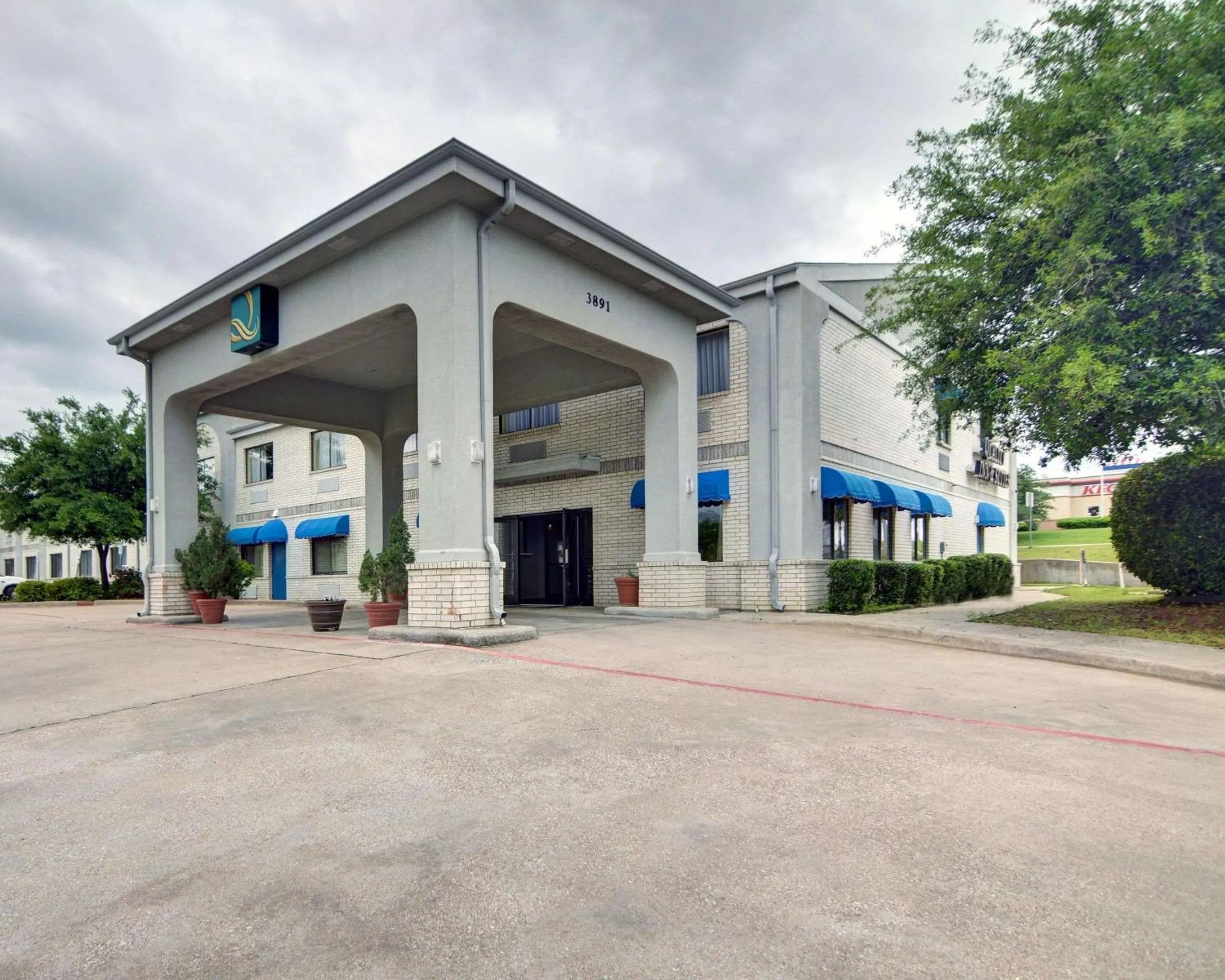 Property building in Quality Inn & Suites Grand Prairie South