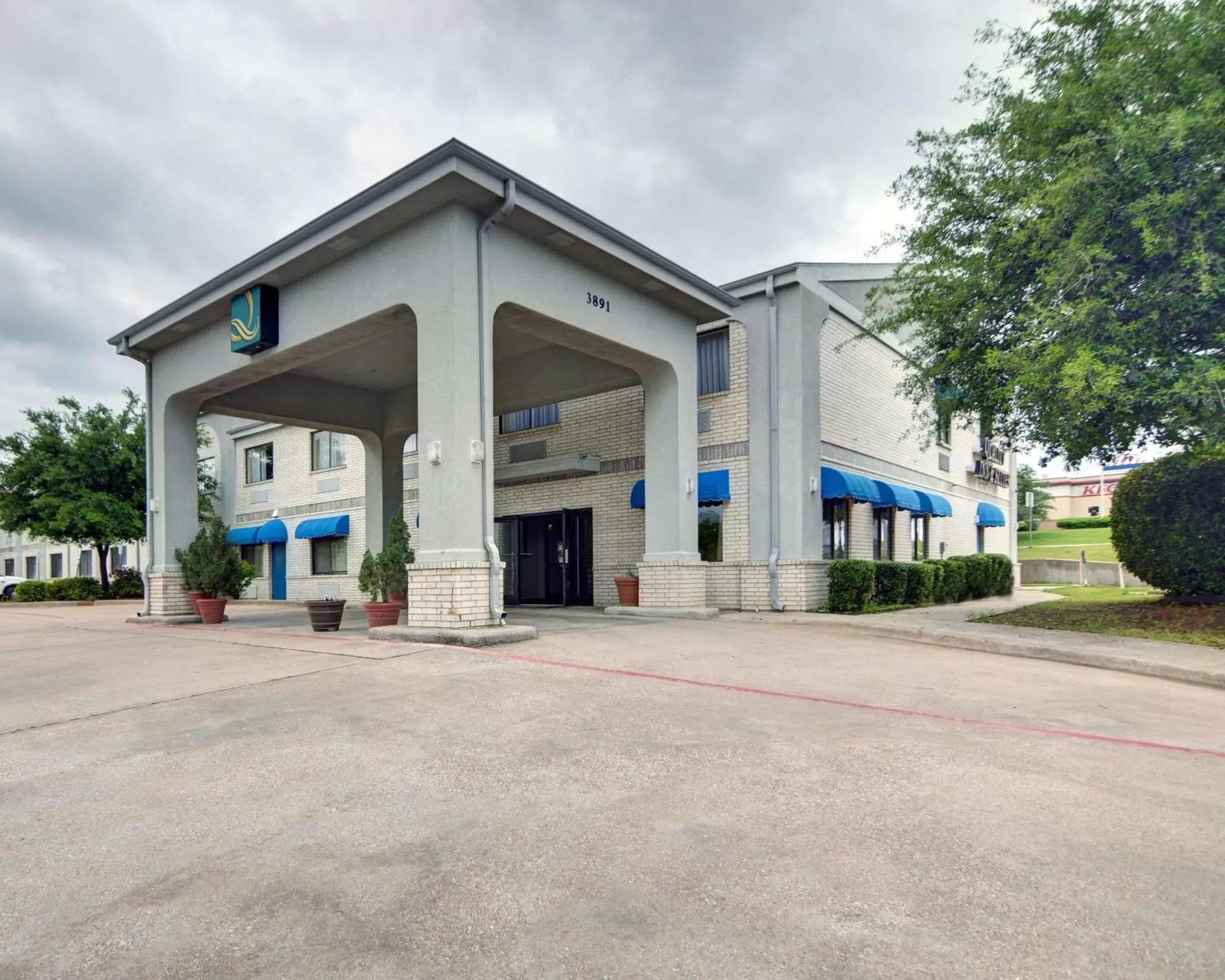 Property Building in Quality Inn & Suites Grand Prairie