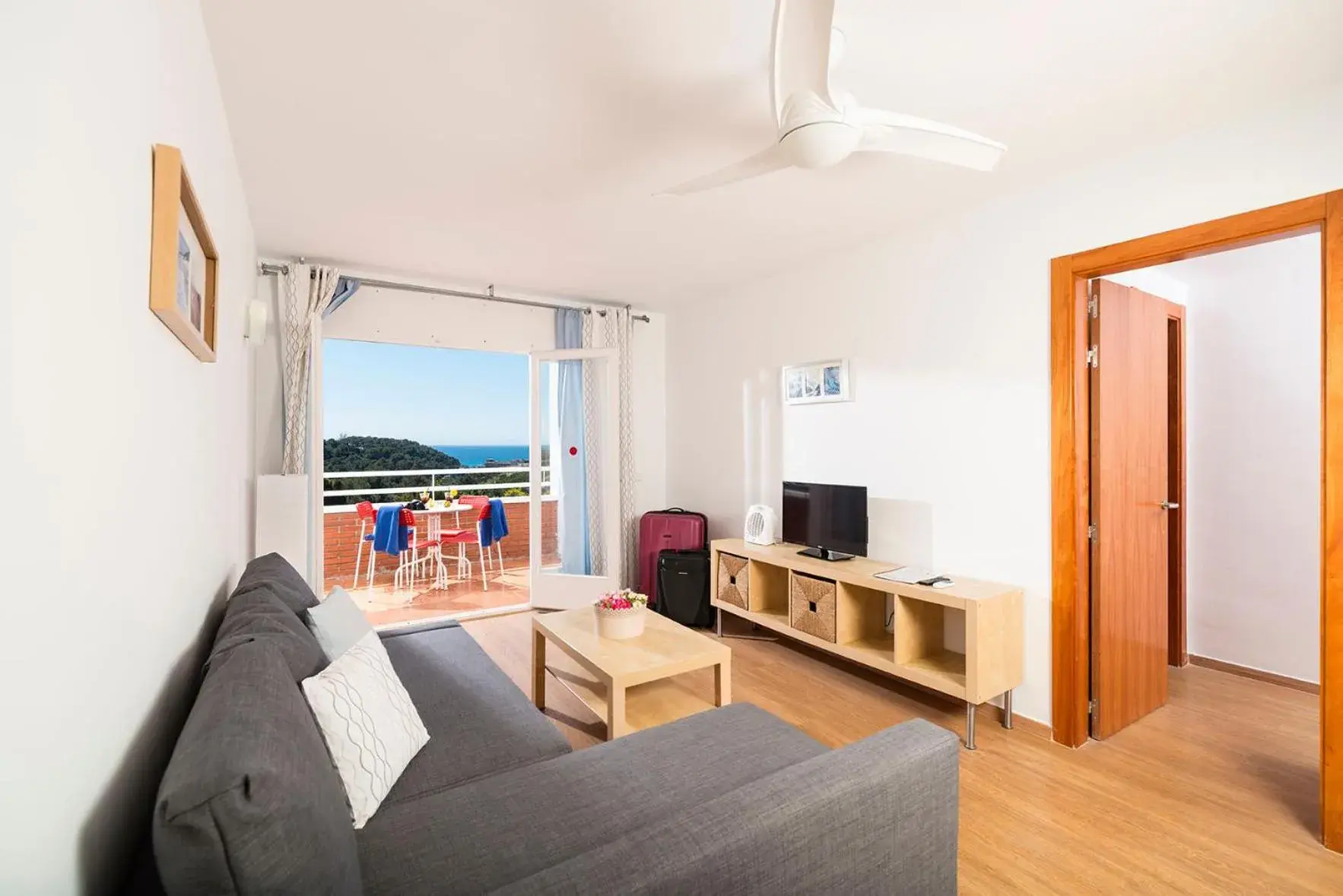 Kitchen or kitchenette, Seating Area in Apartaments Els Llorers