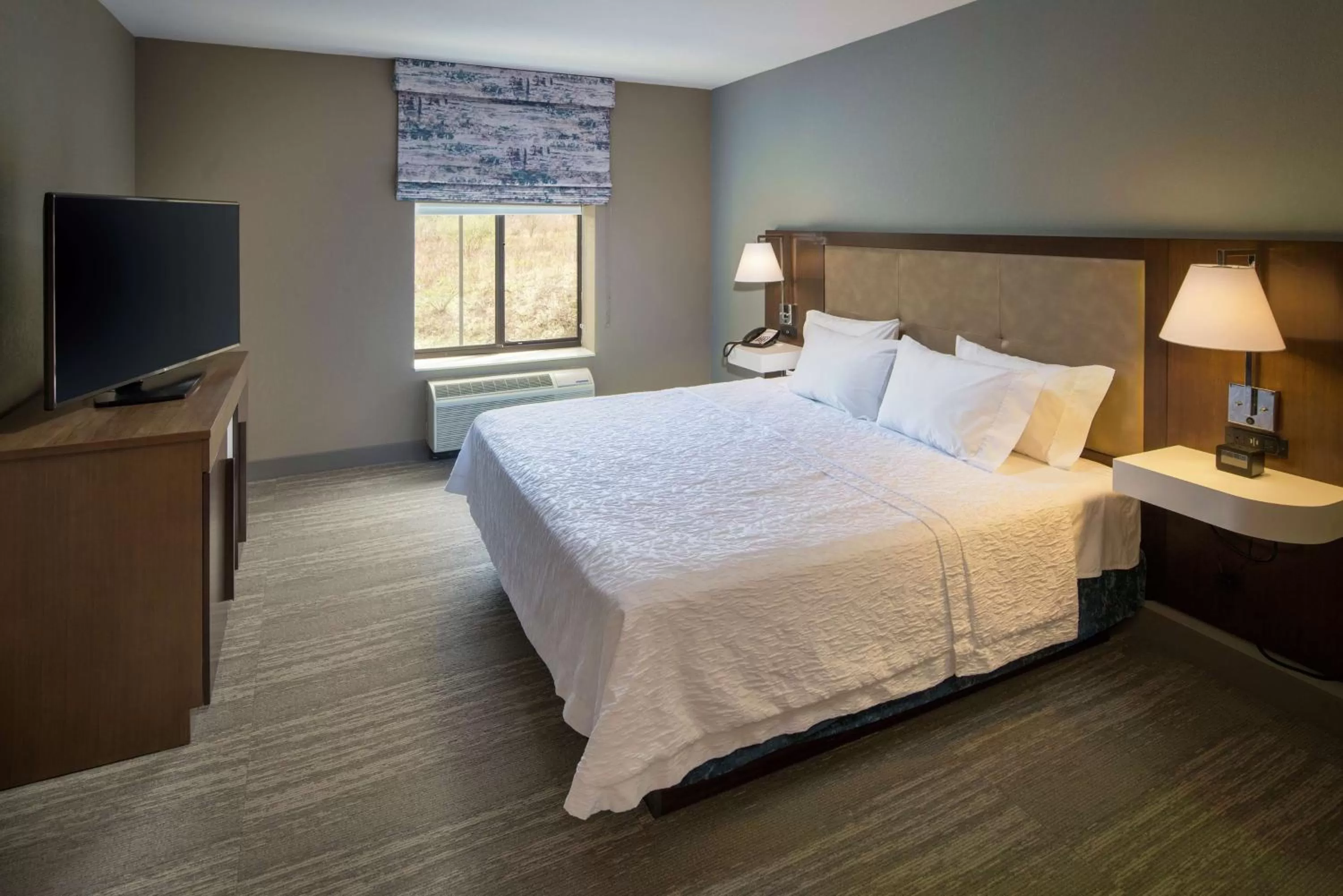 Bedroom, Bed in Hampton Inn & Suites Binghamton/Vestal