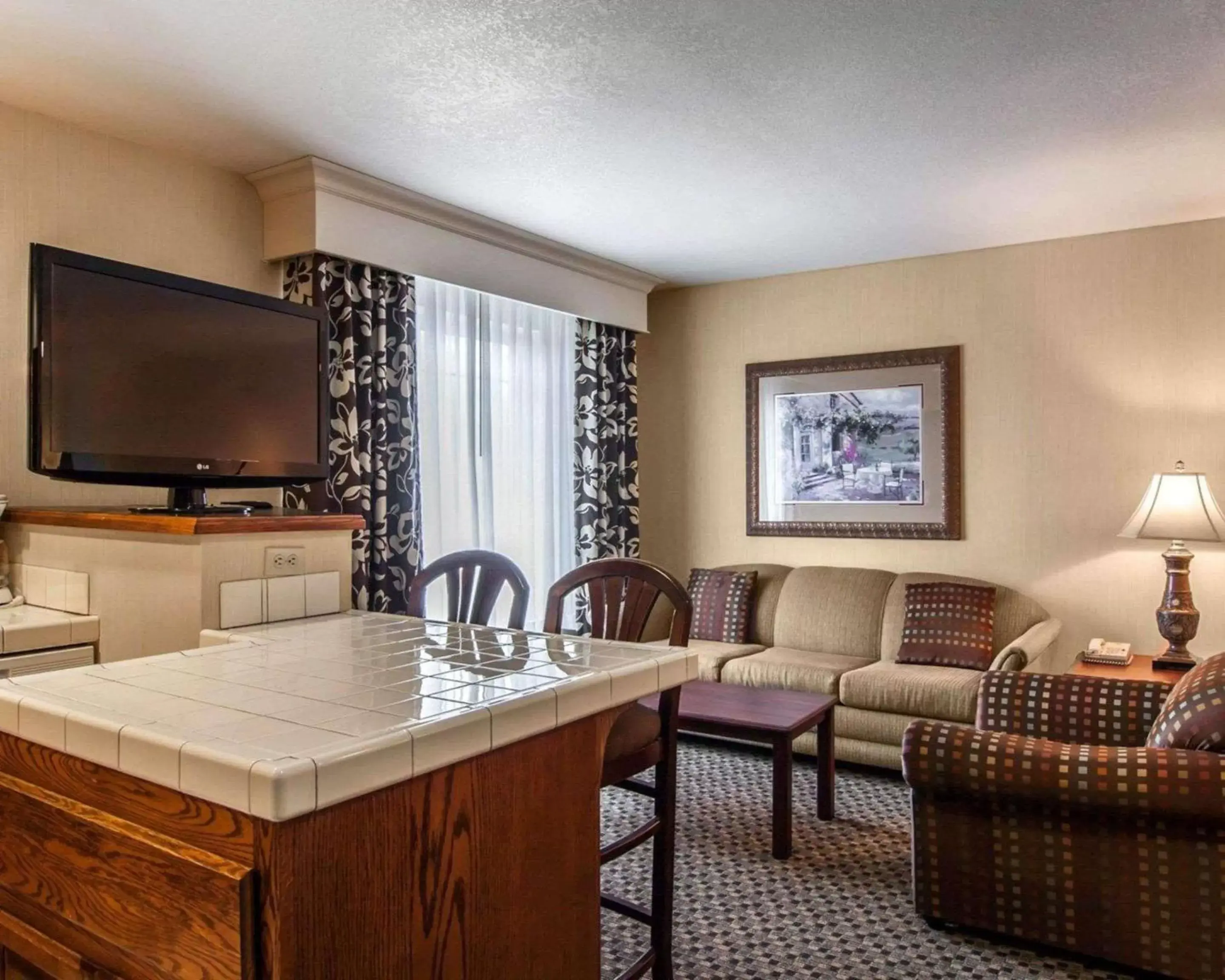 Bedroom, Seating Area in Comfort Suites Corvallis