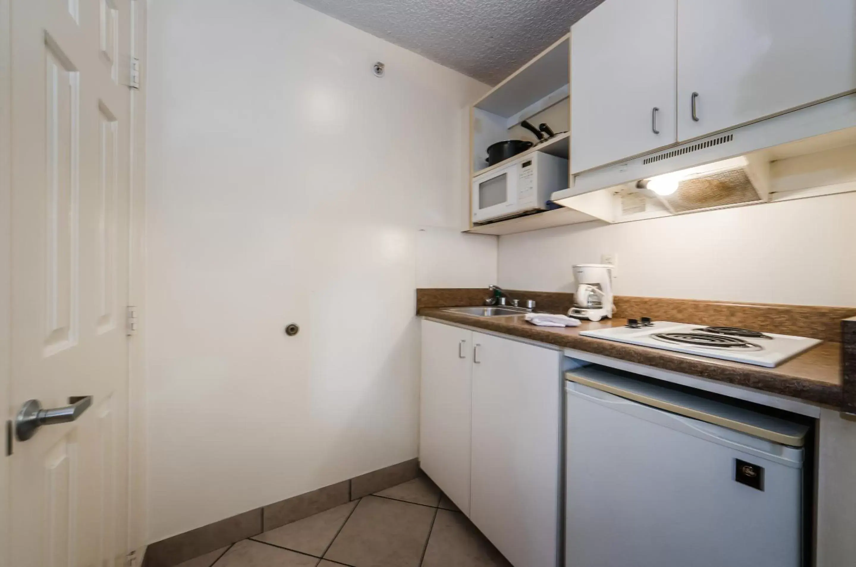 Kitchen or kitchenette, Kitchen/Kitchenette in Tampa Bay Extended Stay Hotel