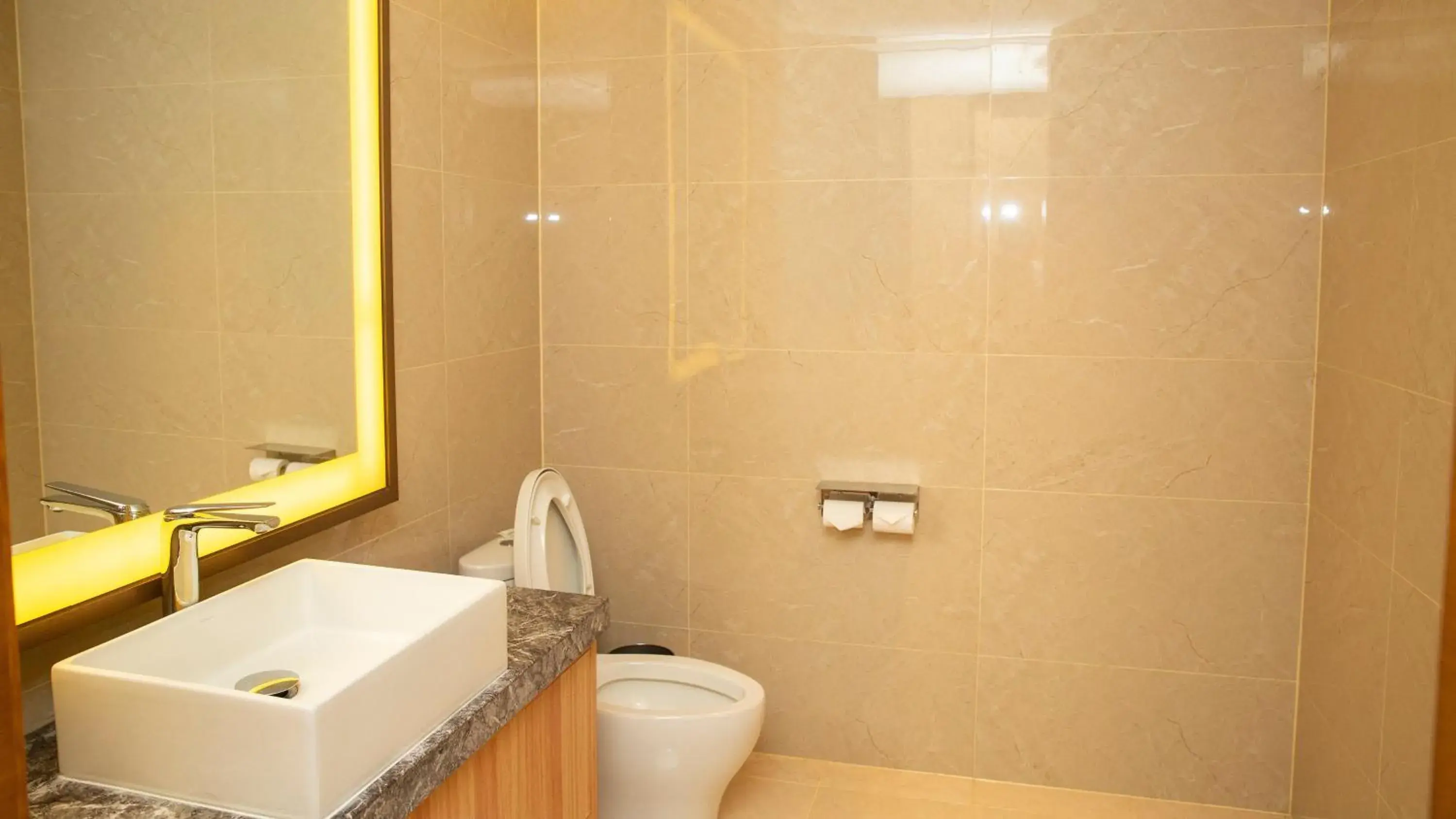 Photo of the whole room, Bathroom in Holiday Inn Kunshan Huaqiao, an IHG Hotel