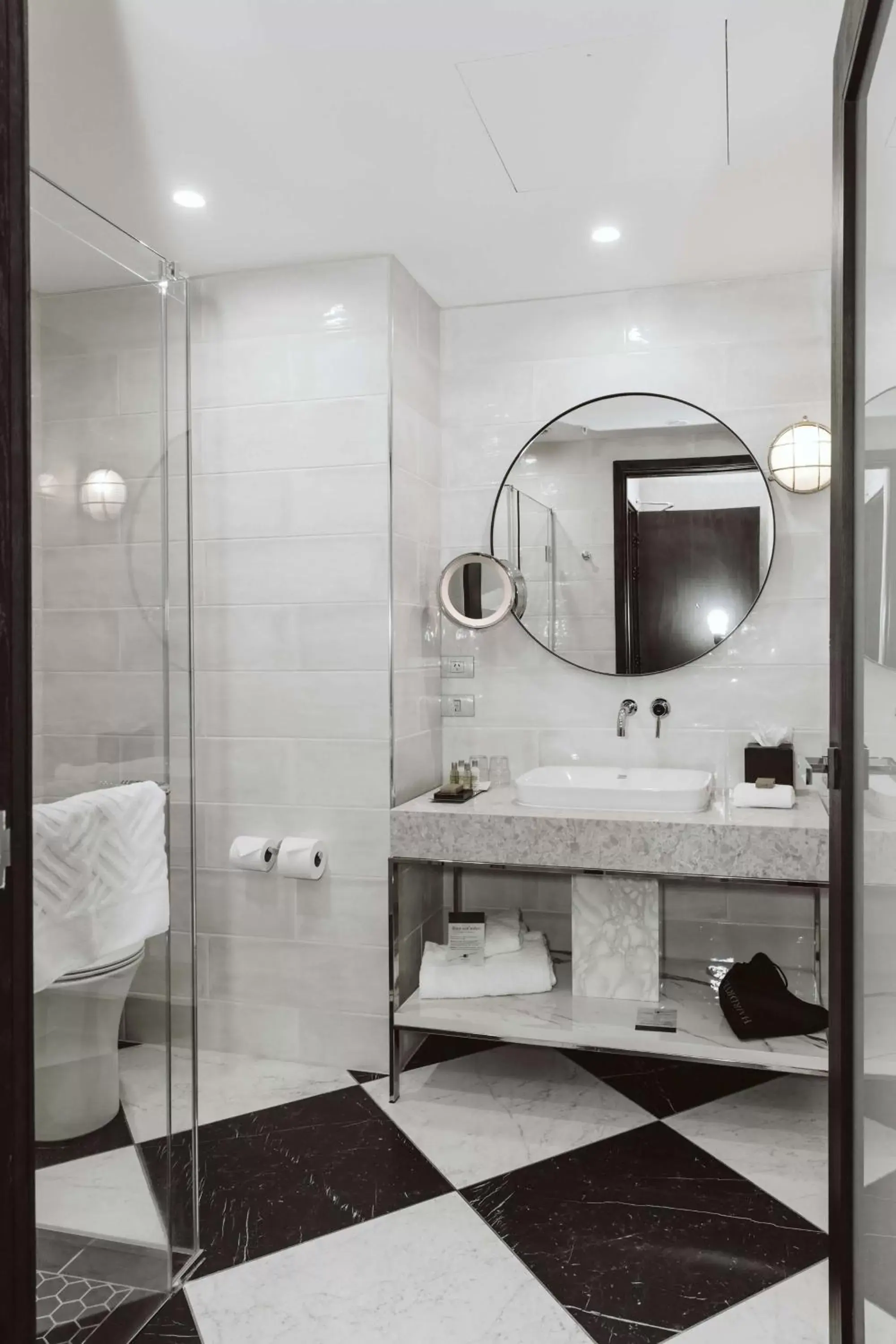 Bed, Bathroom in Doubletree By Hilton Wellington