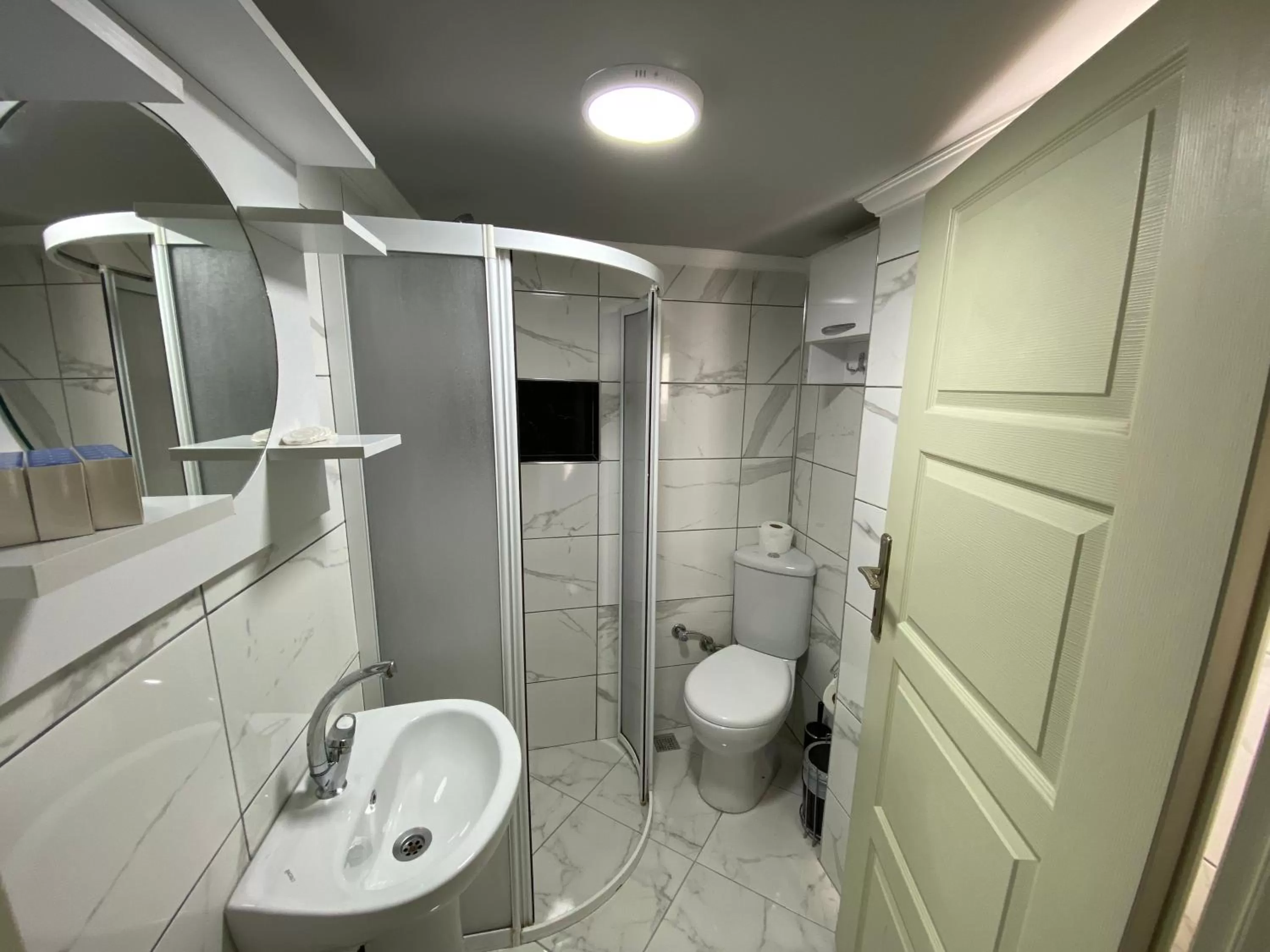 Shower in AMASRA Marina Pansiyon