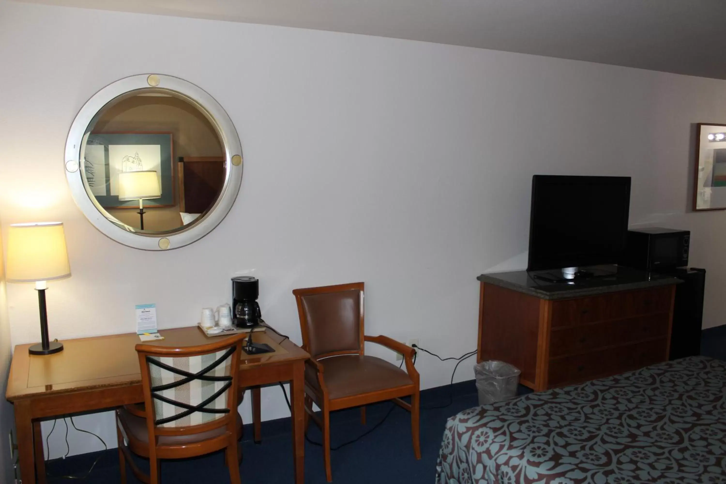 hair dresser, TV/Entertainment Center in Days Inn by Wyndham Ritzville