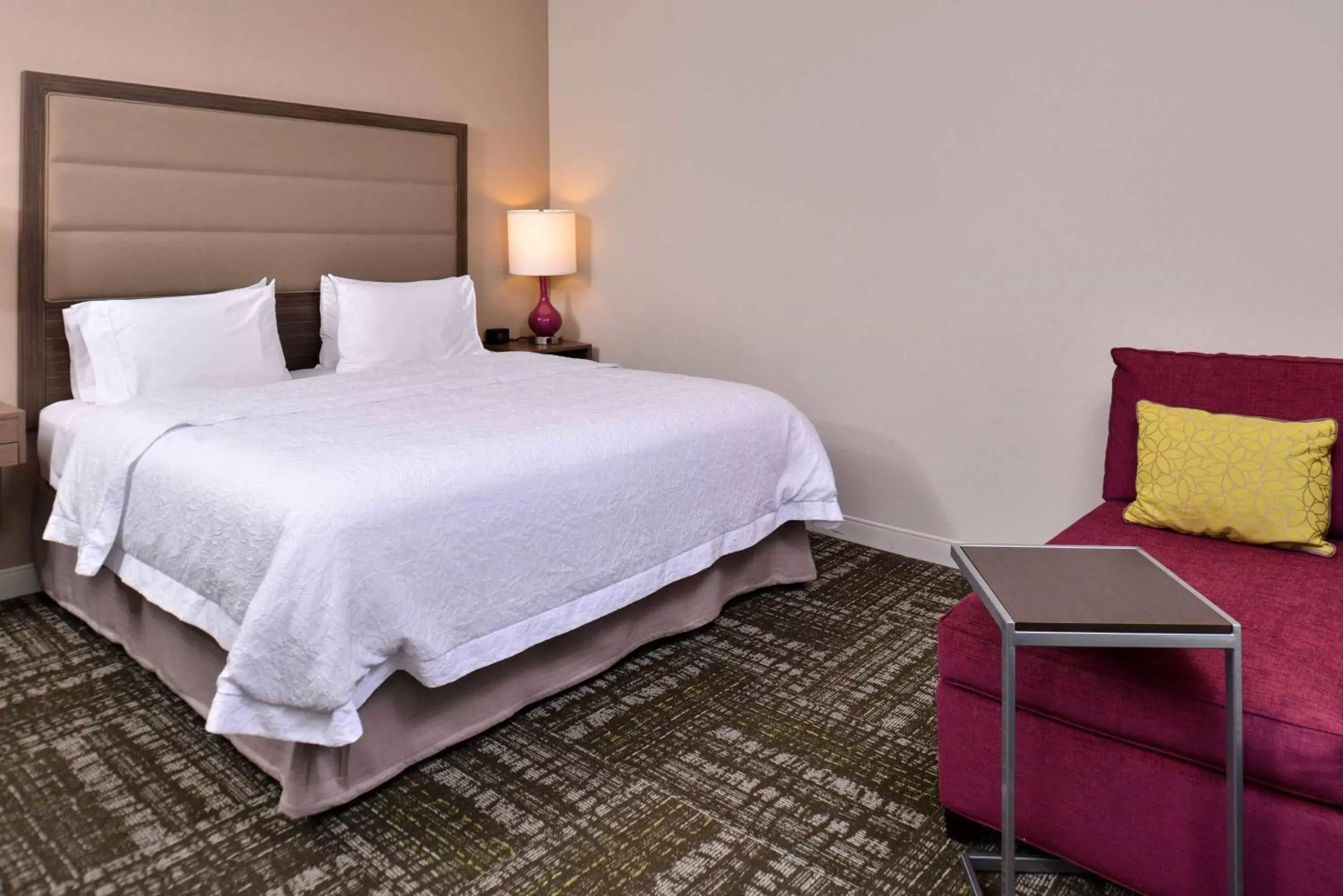 Living room, Bed in Hampton Inn & Suites Dallas Market Center