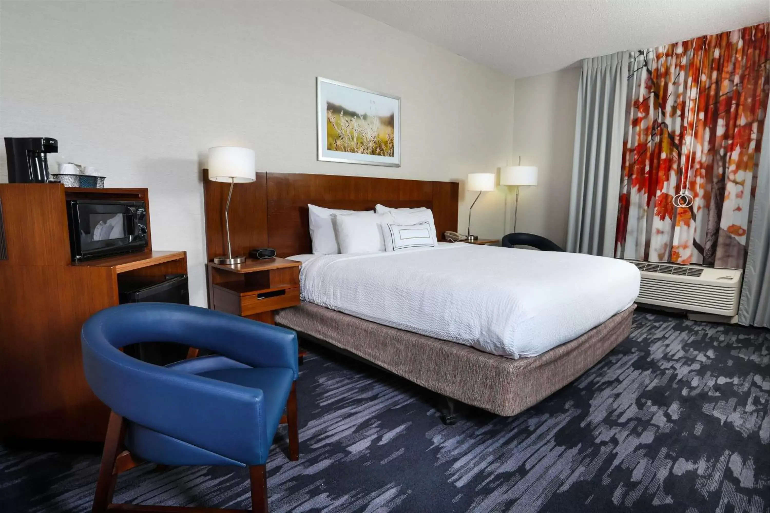 Photo of the whole room, Bed in Fairfield Inn & Suites by Marriott Charleston North/Ashley Phosphate