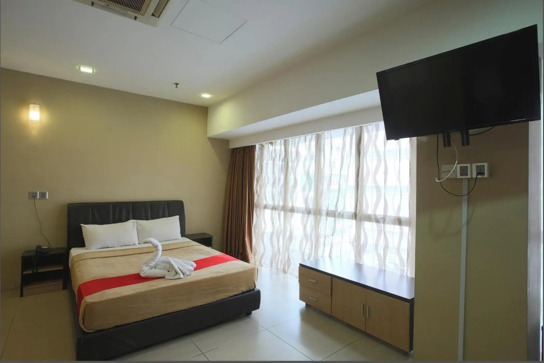 Bed, TV/Entertainment Center in Sun Inns Hotel Jalan Tar