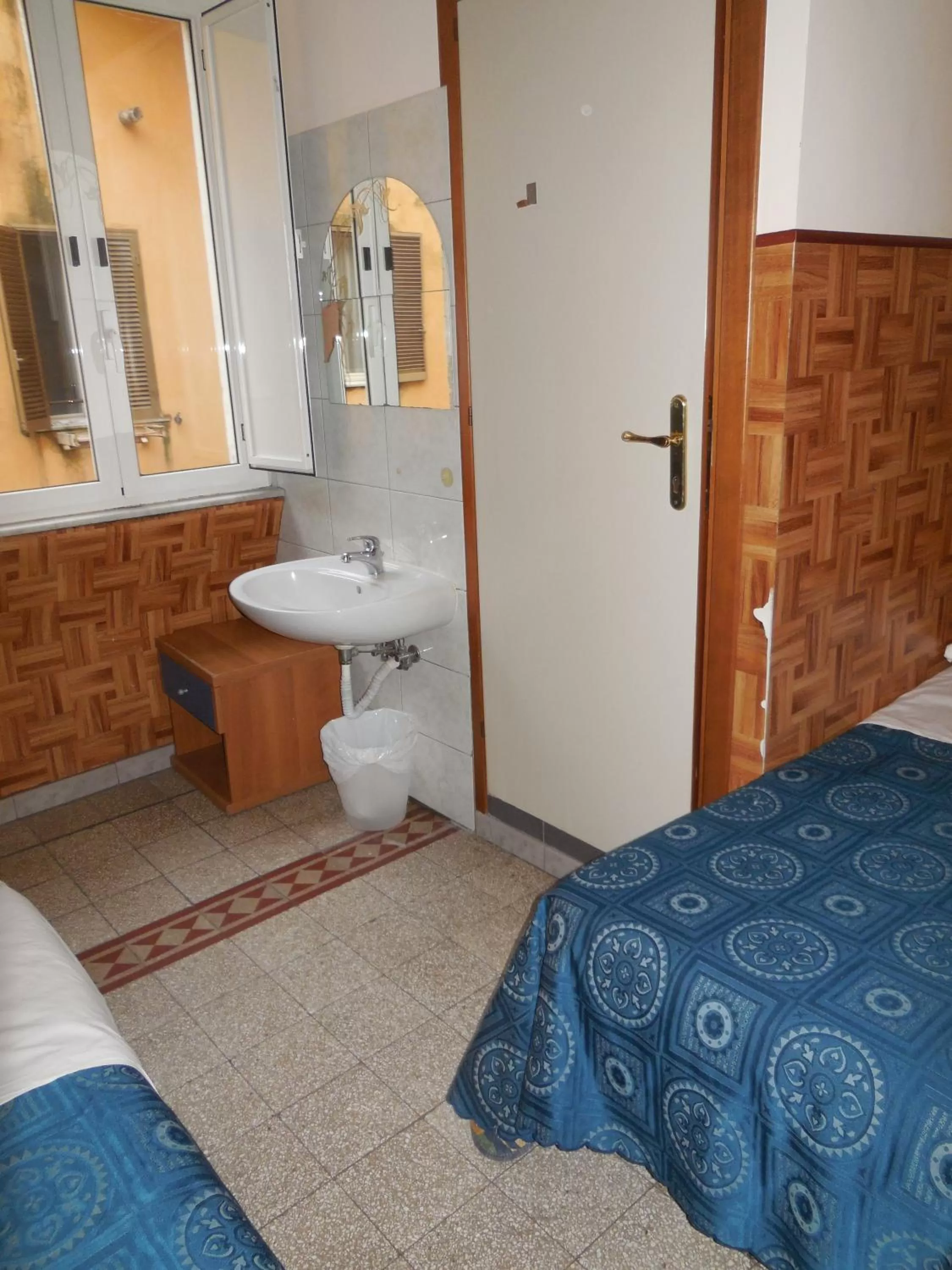 Decorative detail, Bed in Cressy