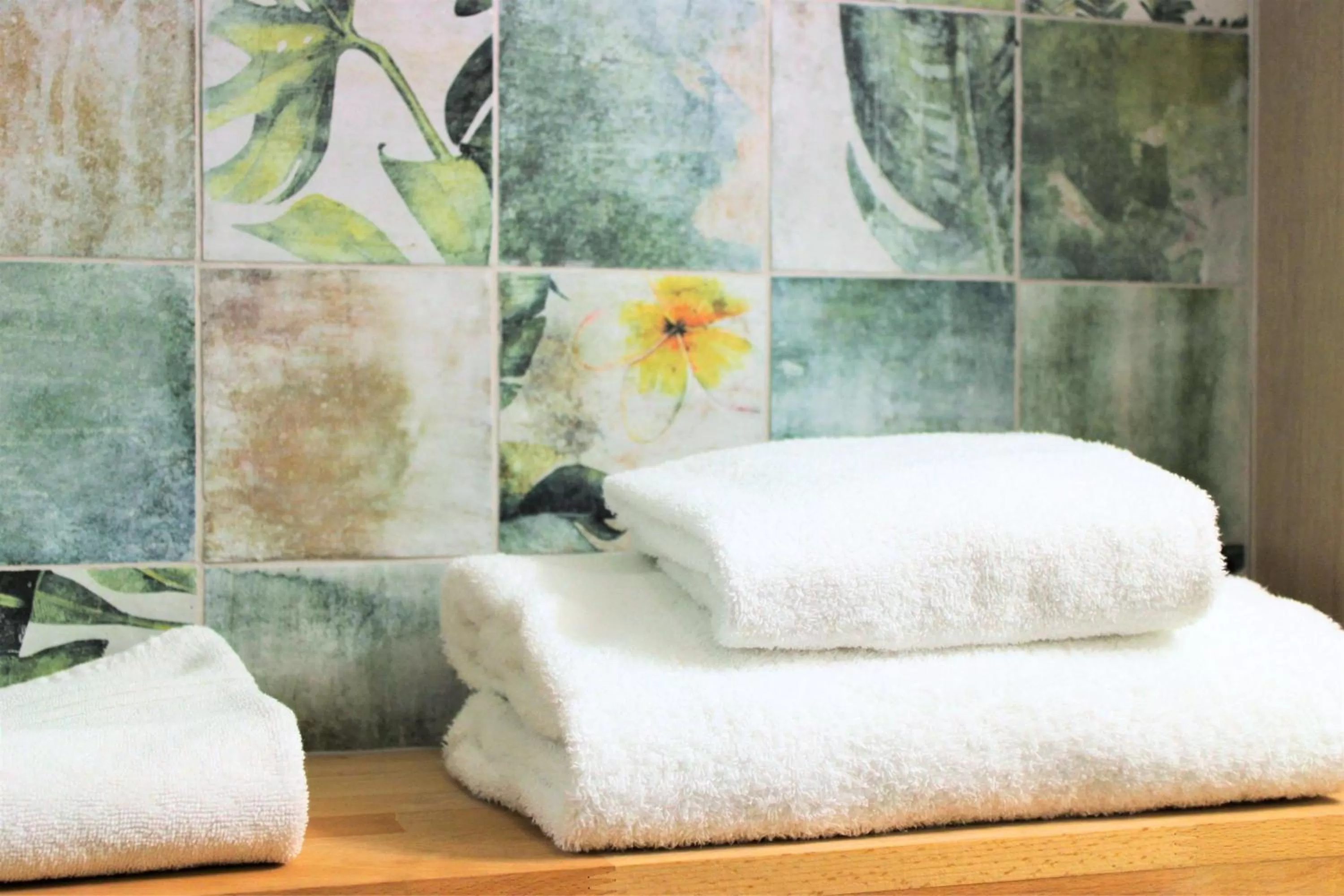 Bathroom, Bed in Best Western Plus Hôtel Vannes Centre Ville