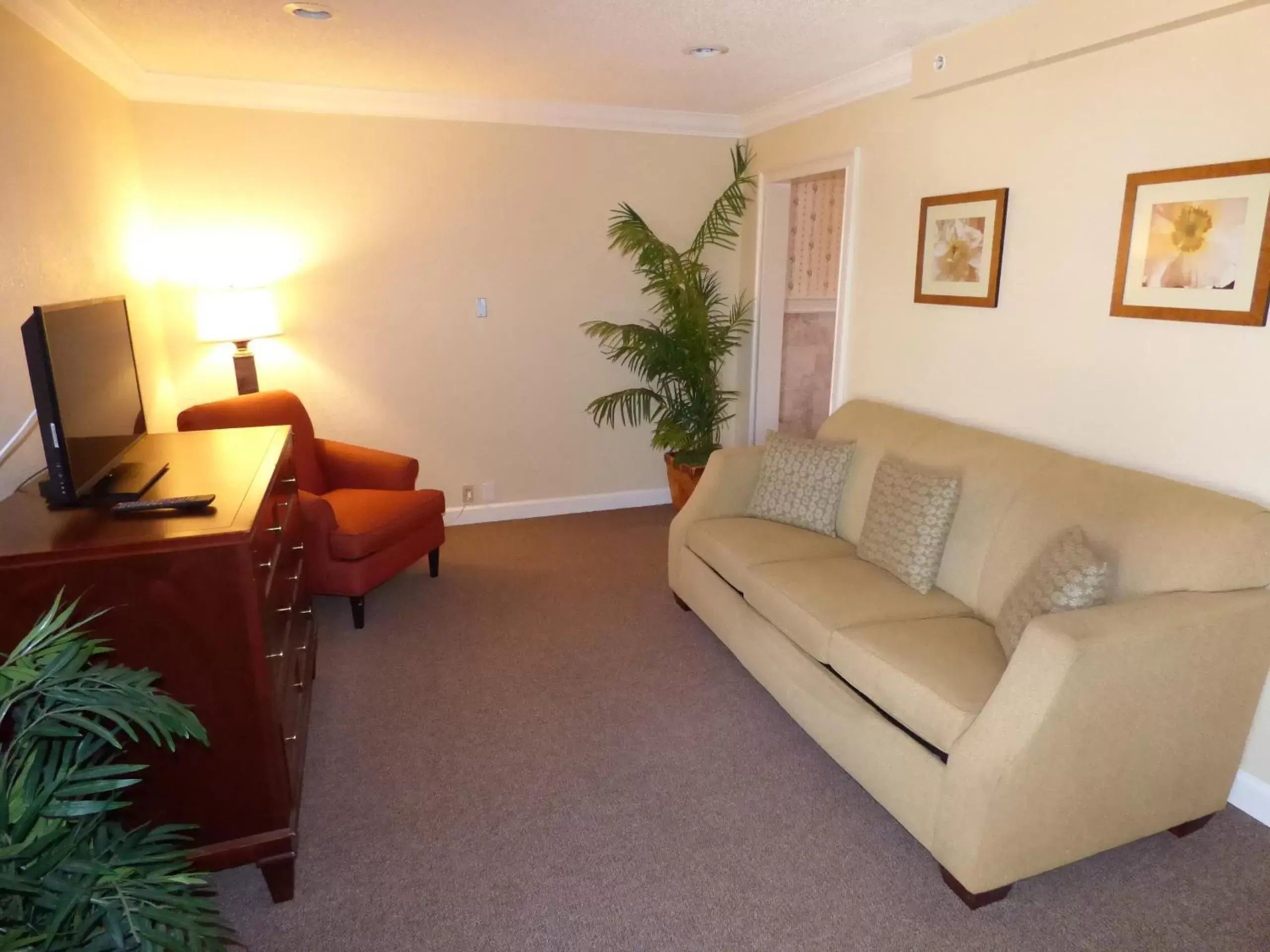 Living room, Seating Area in Days Inn & Suites by Wyndham Lake Okeechobee