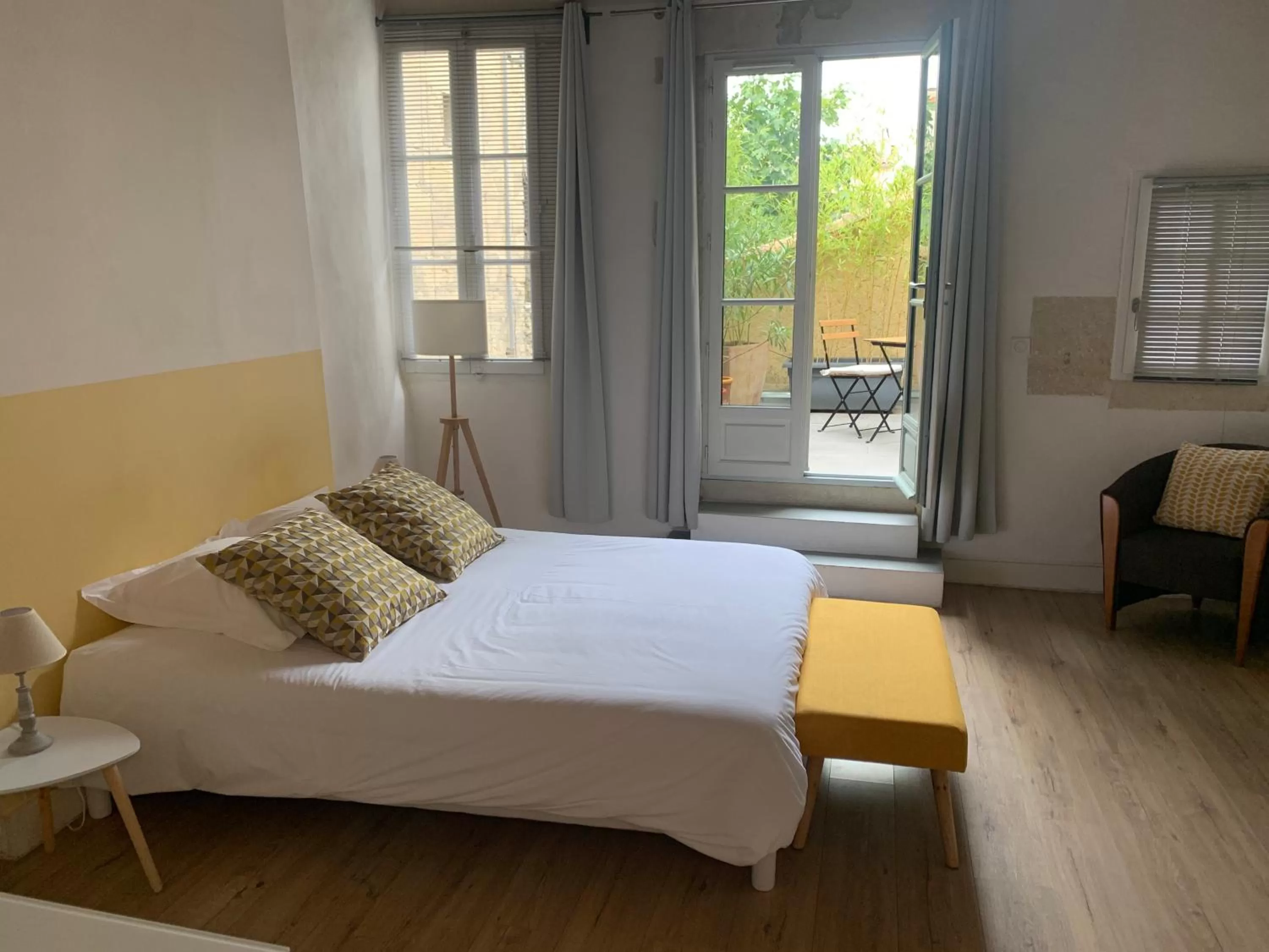 Photo of the whole room, Bed in In Situ