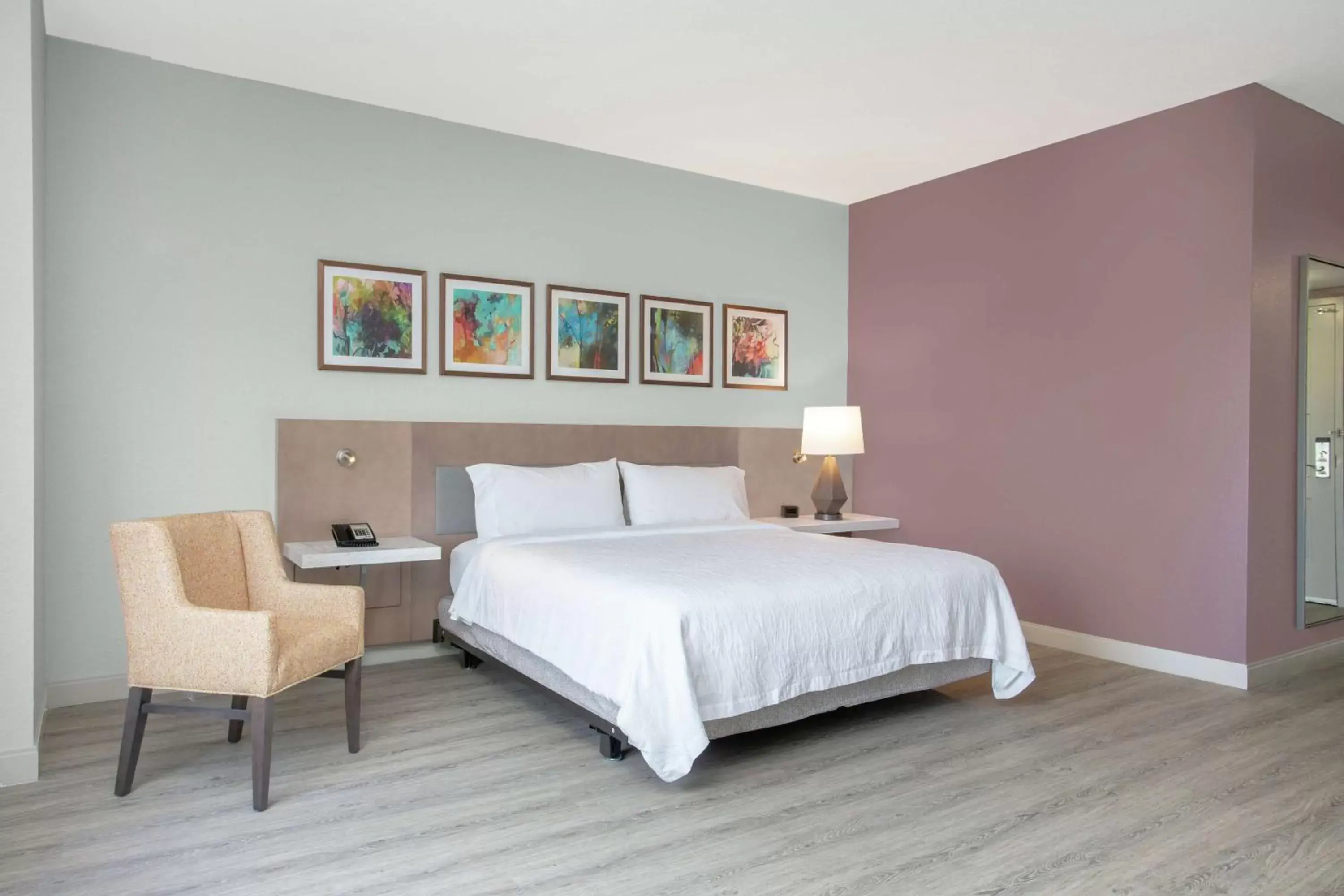 Living room, Bed in Hilton Garden Inn Palm Beach Gardens