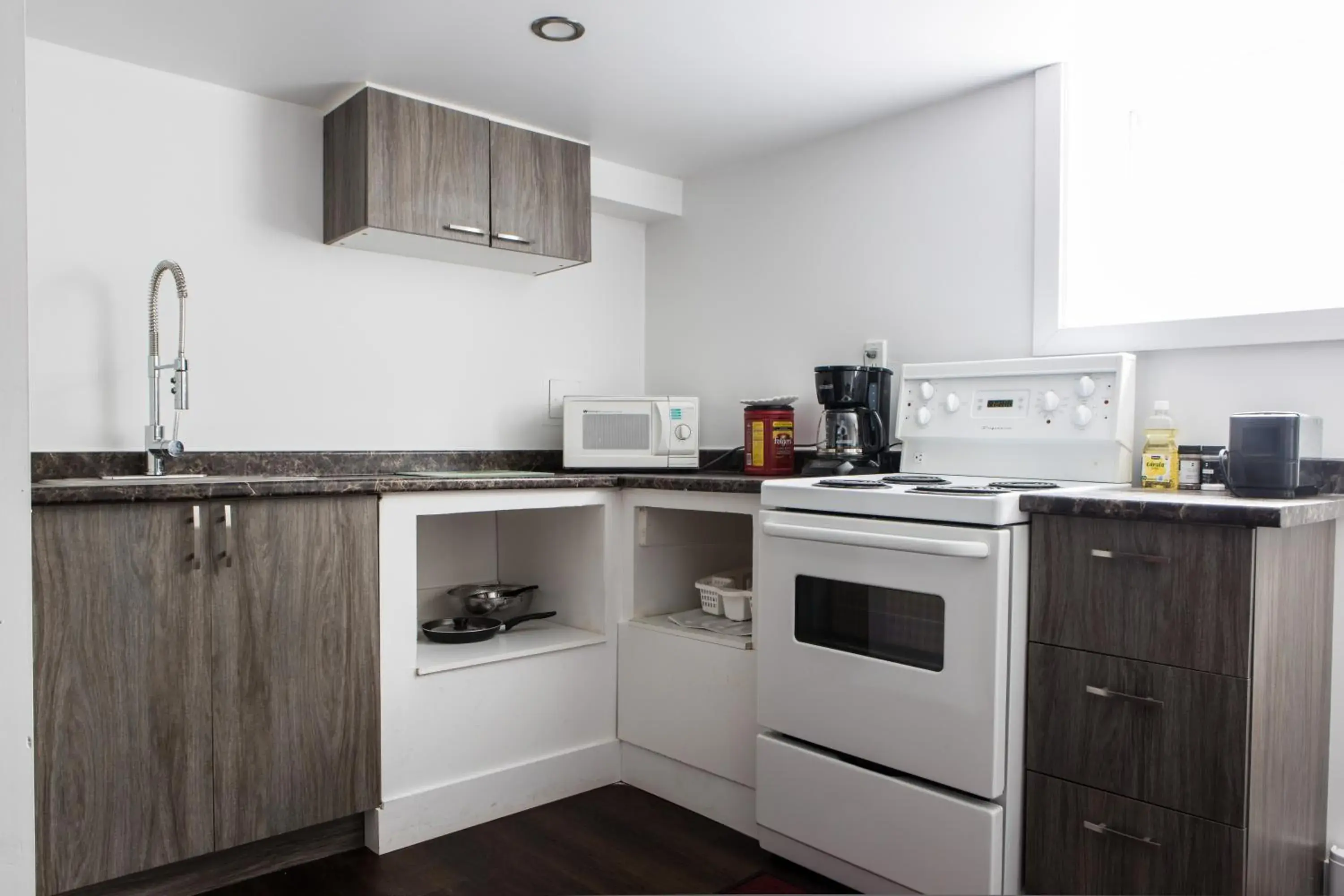 Kitchen/Kitchenette in Auberge Motel LA RÉFÉRENCE