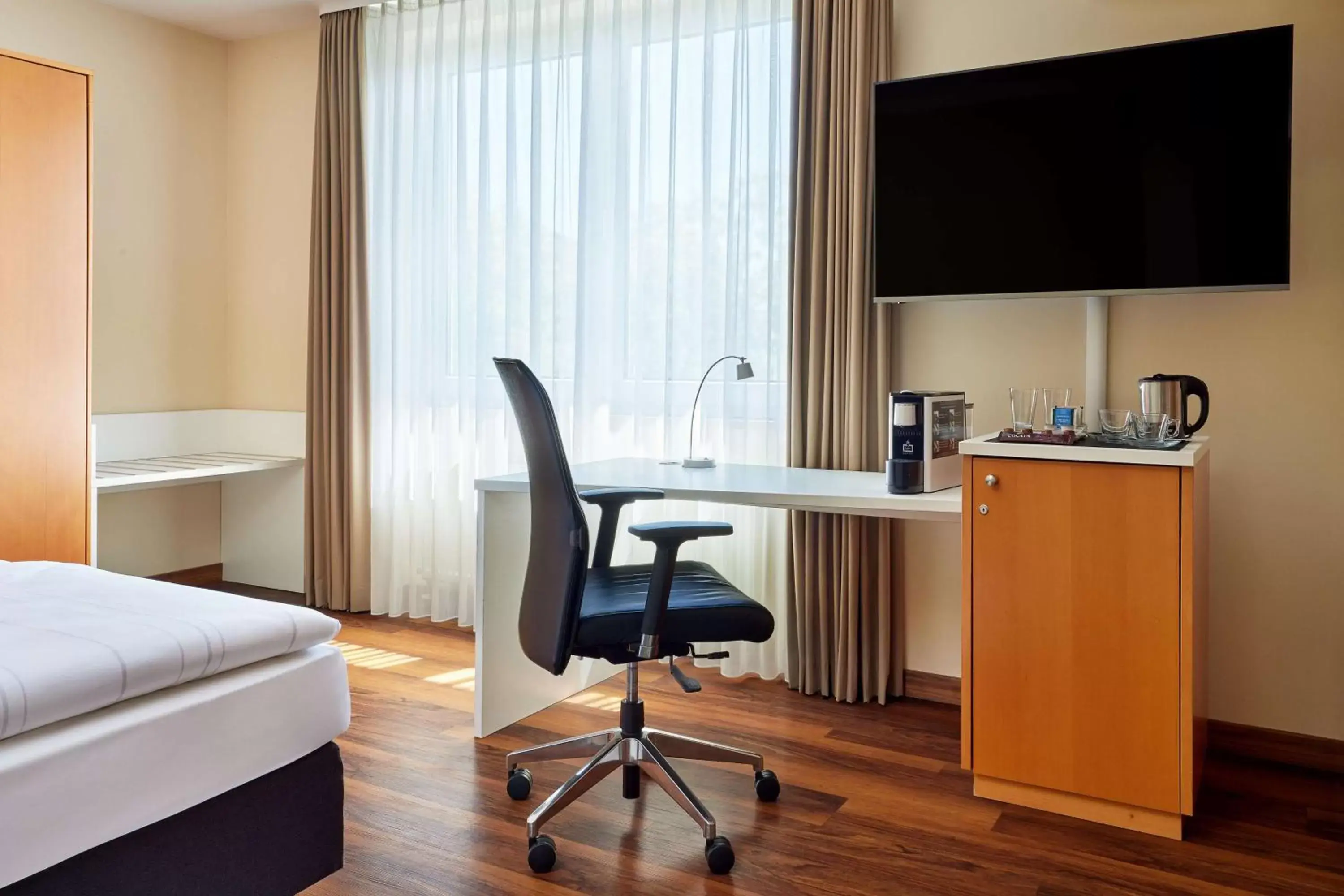 Bedroom, TV/Entertainment Center in Best Western Macrander Hotel Dresden