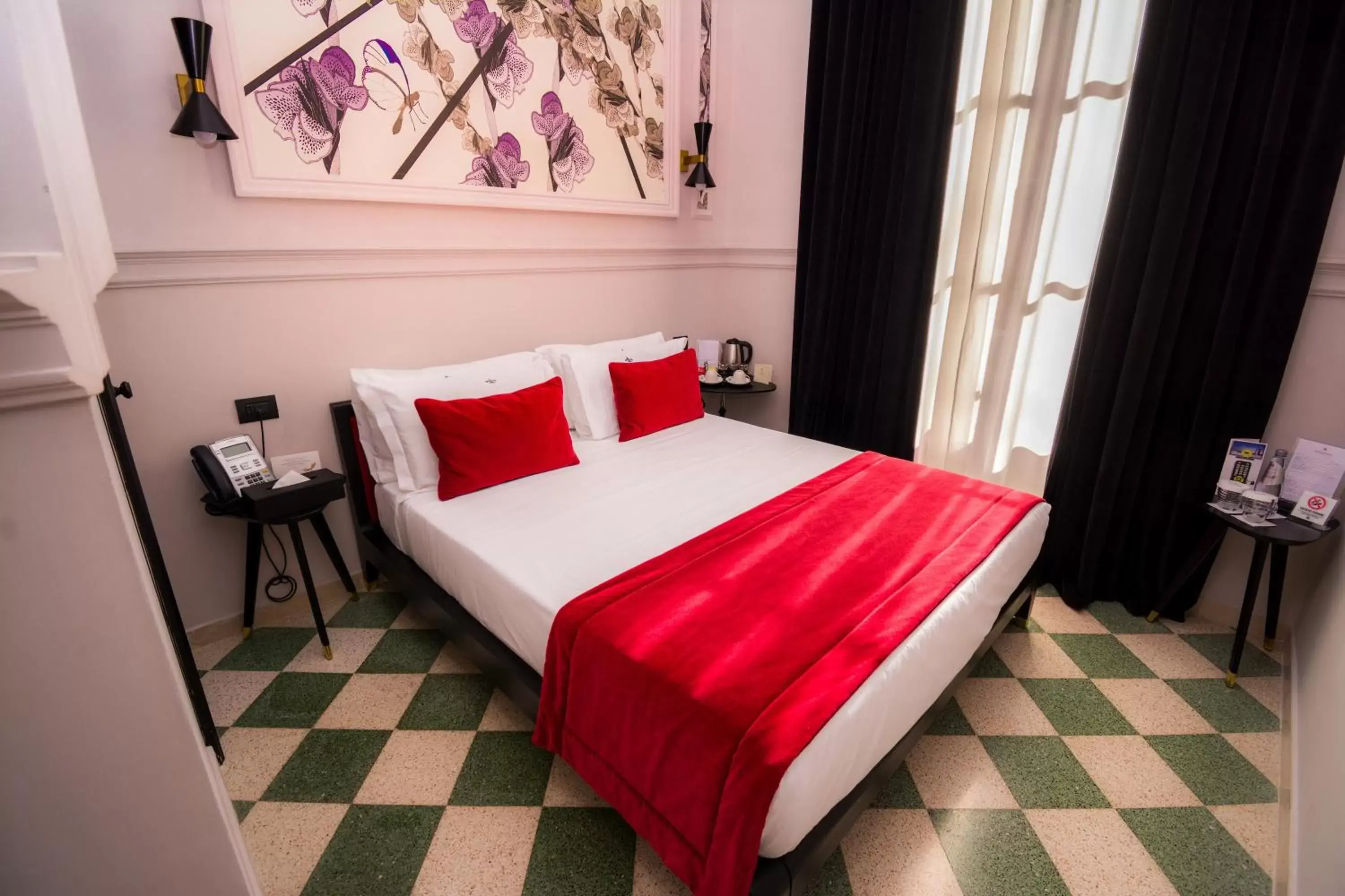 Photo of the whole room, Bed in Roma Luxus Hotel